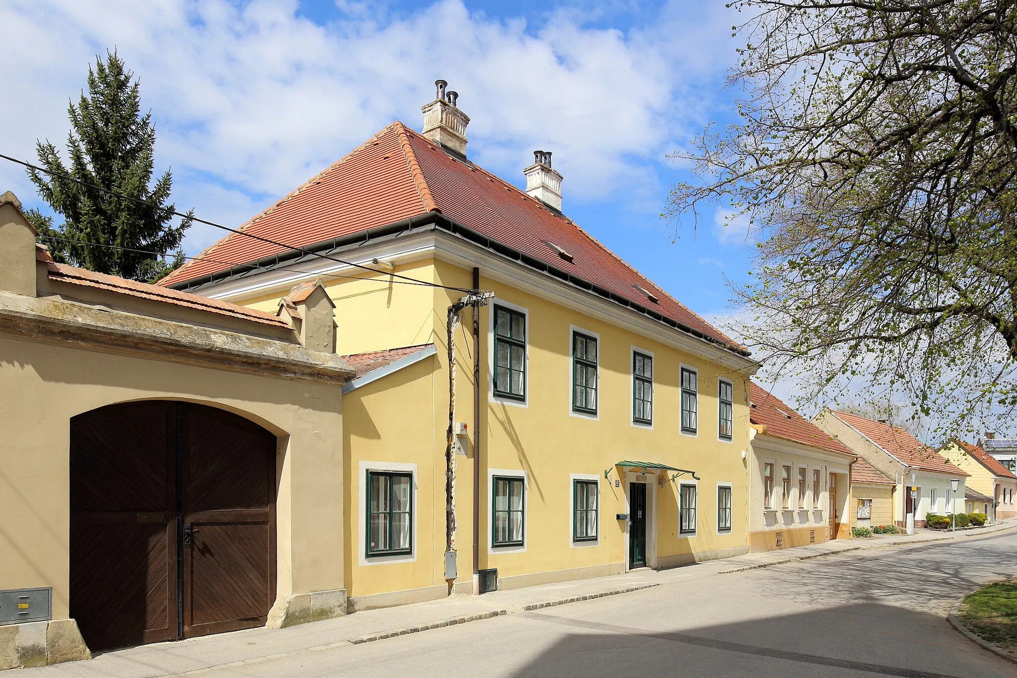 Photo showing: Pfarrhof, errichtet 1703, in der niederösterreichischen Marktgemeinde Großengersdorf.