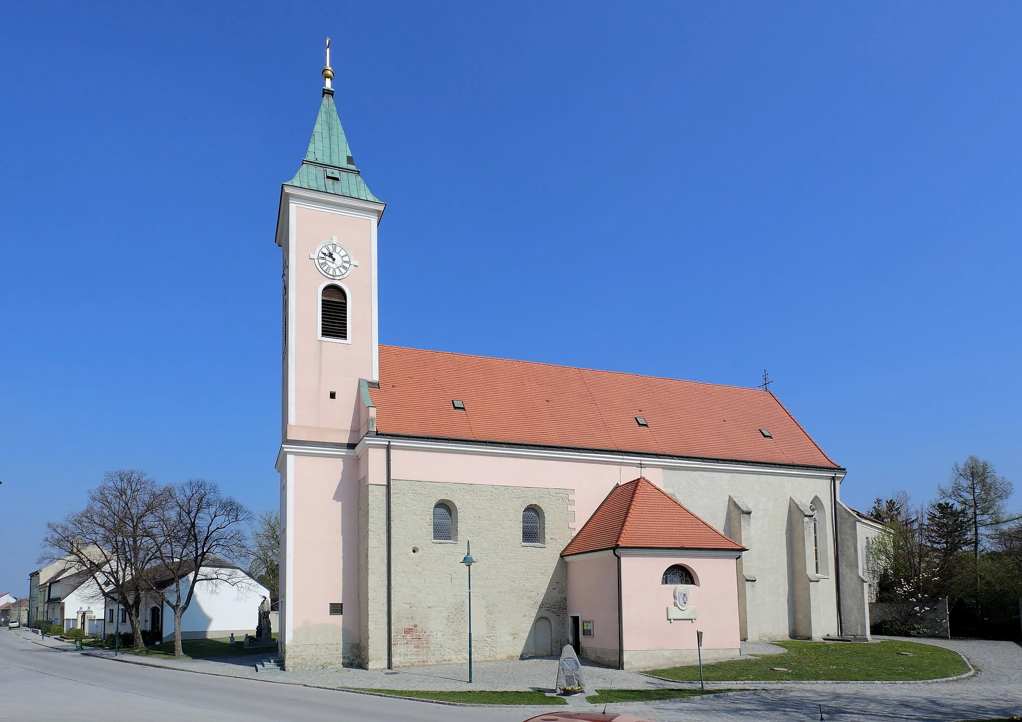 Photo showing: Pfarrkirche hl. Stephan in Probstdorf, ein Ortsteil der niederösterreichischen Stadt Groß-Enzersdorf. Ein Sakralbau, dessen Langhaus in der Kernsubstanz mittelalterlich ist. In der 2. Hälfte des 17. Jahrhunderts wurde der Kirchenbau barockisiert und im Süden sowie im Norden je ein Kapellenanbau errichtet. Der vorgestellte Turm im Westen stammt aus dem Jahr 1802. Der gotische Chor und die Sakristei im Norden sind mit 1418 datiert.