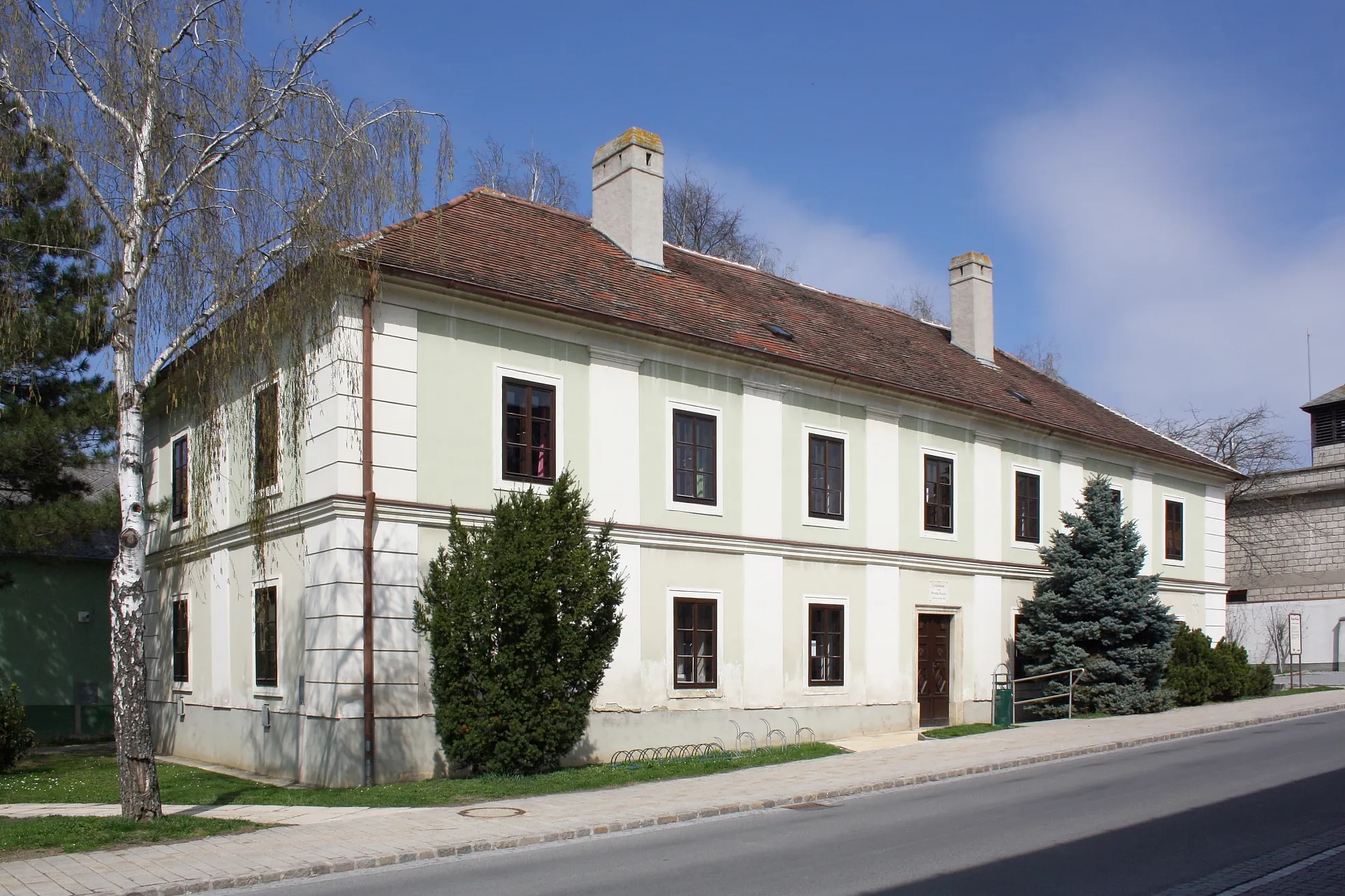 Photo showing: Die alte Volksschule, 1852 erbaut, in der burgenländischen Marktgemeinde Hornstein.