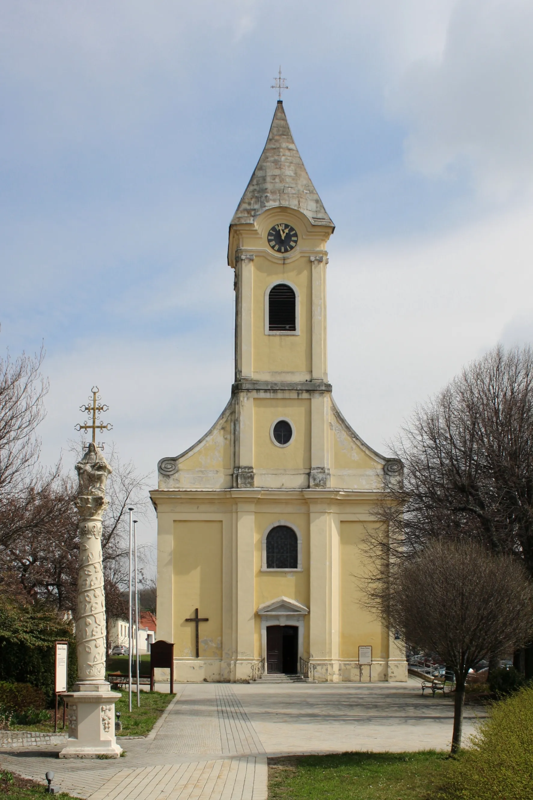Photo showing: Die röm.-kath. Pfarrkirche hl. Anna in der burgenländischen Marktgemeinde Hornstein.
