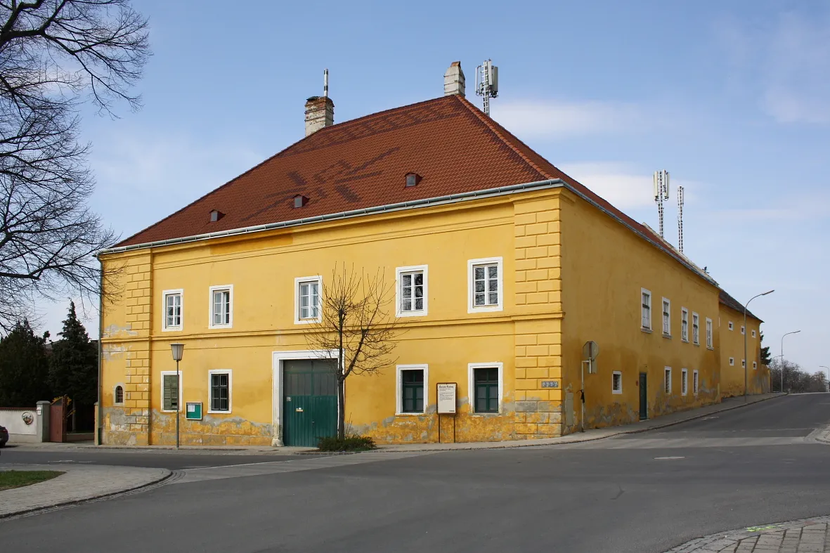 Photo showing: Das Gebäude der ehemaligen Esterhazyschen Gutsverwaltung in der burgenländischen Marktgemeinde Hornstein.