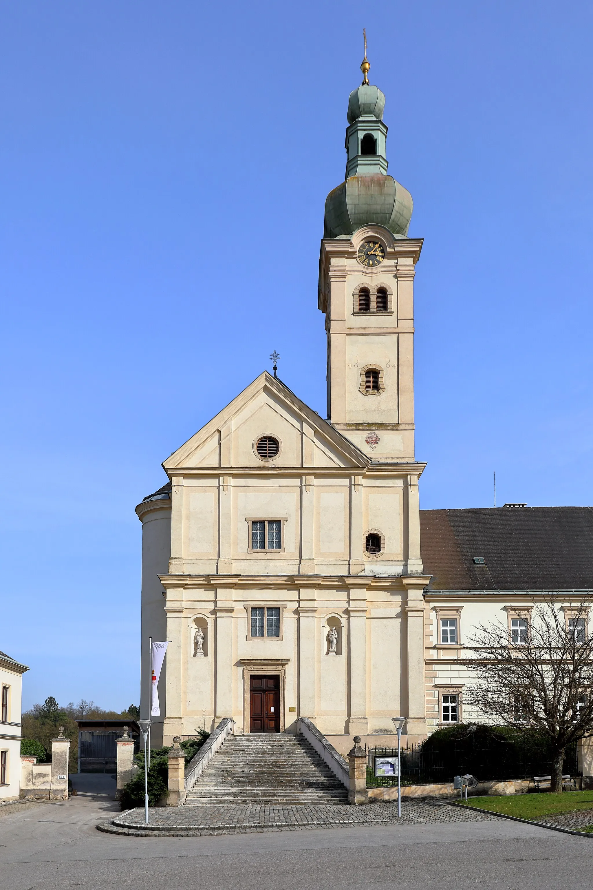 Photo showing: Westansicht der röm.-kath. Pfarr- und Wallfahrtskirche hl. Nikolaus in der burgenländischen Marktgemeinde Lockenhaus. Die Grundsteinlegung der Kirche fand am 2. Juli 1656 statt. Wegen Baumängel (Risse in den Seitenwänden) verzögerte sich der Bau und daher erfolgte die Einweihung erst am 15. September 1669. Gestiftet wurde die Kirche vom Besitzer der Herrschaft Lockenhaus, Graf Franz III. Nádasdy. Das Kirchenschiff ist 18 Meter hoch, der Turm 57,5 Meter. Der Baustil ist Frühbarock, der Kircheneingang ist noch im Renaissancestil gehalten.