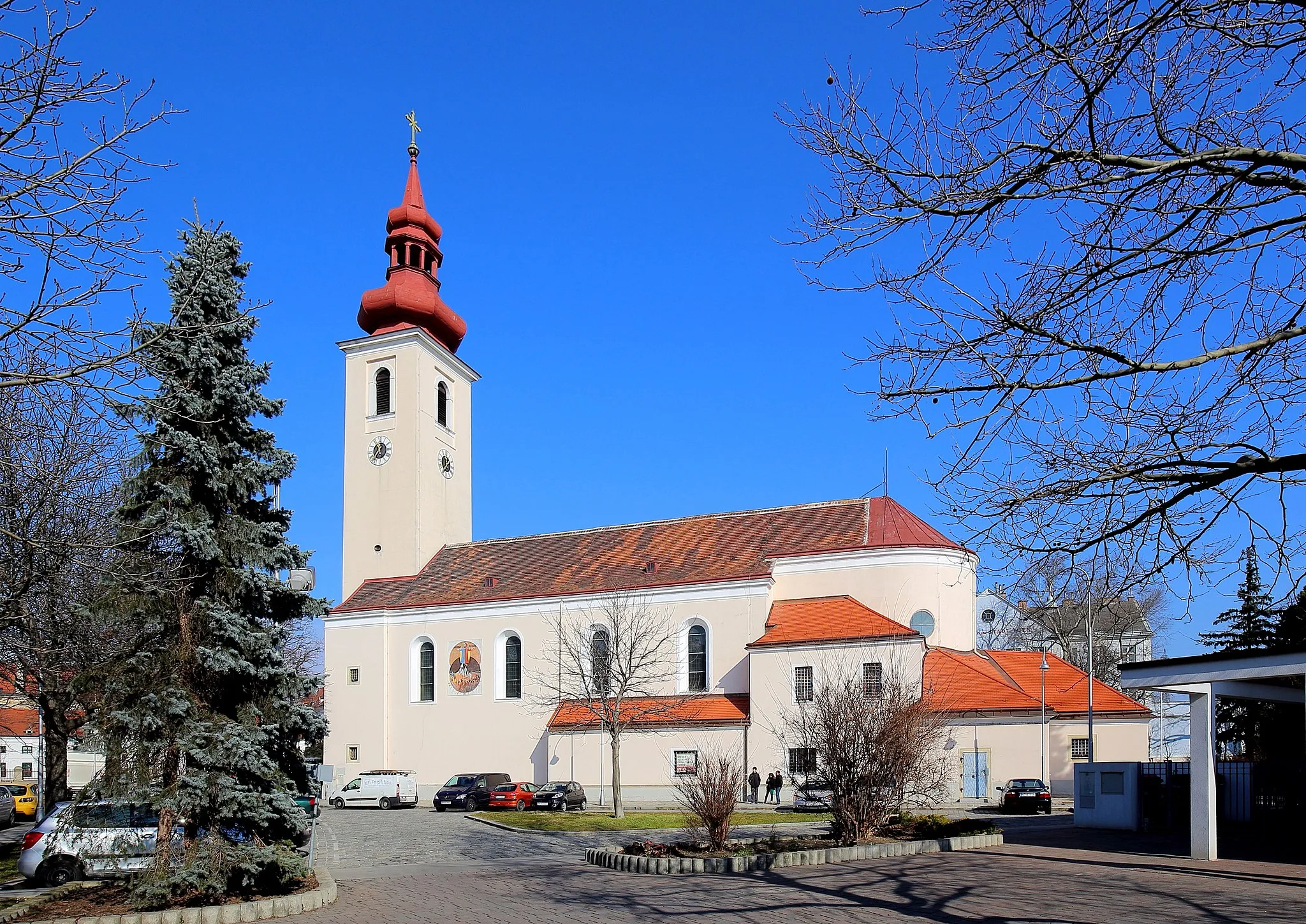 Photo showing: Südansicht der katholischen Pfarrkirche hll. Peter und Paul in Kaiserebersdorf, ein Ortsteil der österreichischen Bundeshauptstadt Wien.