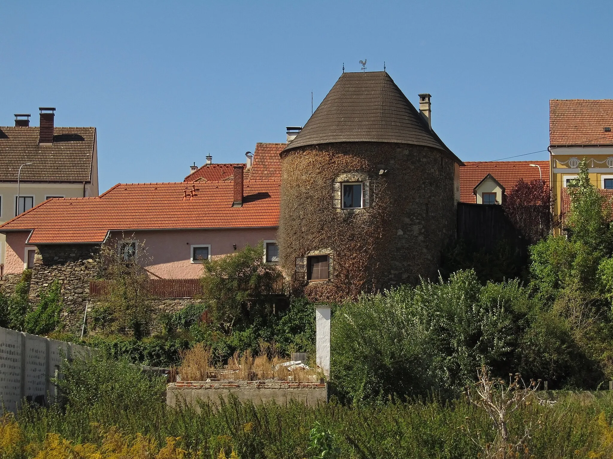 Photo showing: Teil der mittelalterlichen Stadtbefestigung; im 14./15. Jahrhundert errichteter, teils mit Wohnhaus verbundener Turm mit halbkreisförmigem Grundriss und Kegeldach; Fenster ausgebrochen im 19. Jahrhundert.