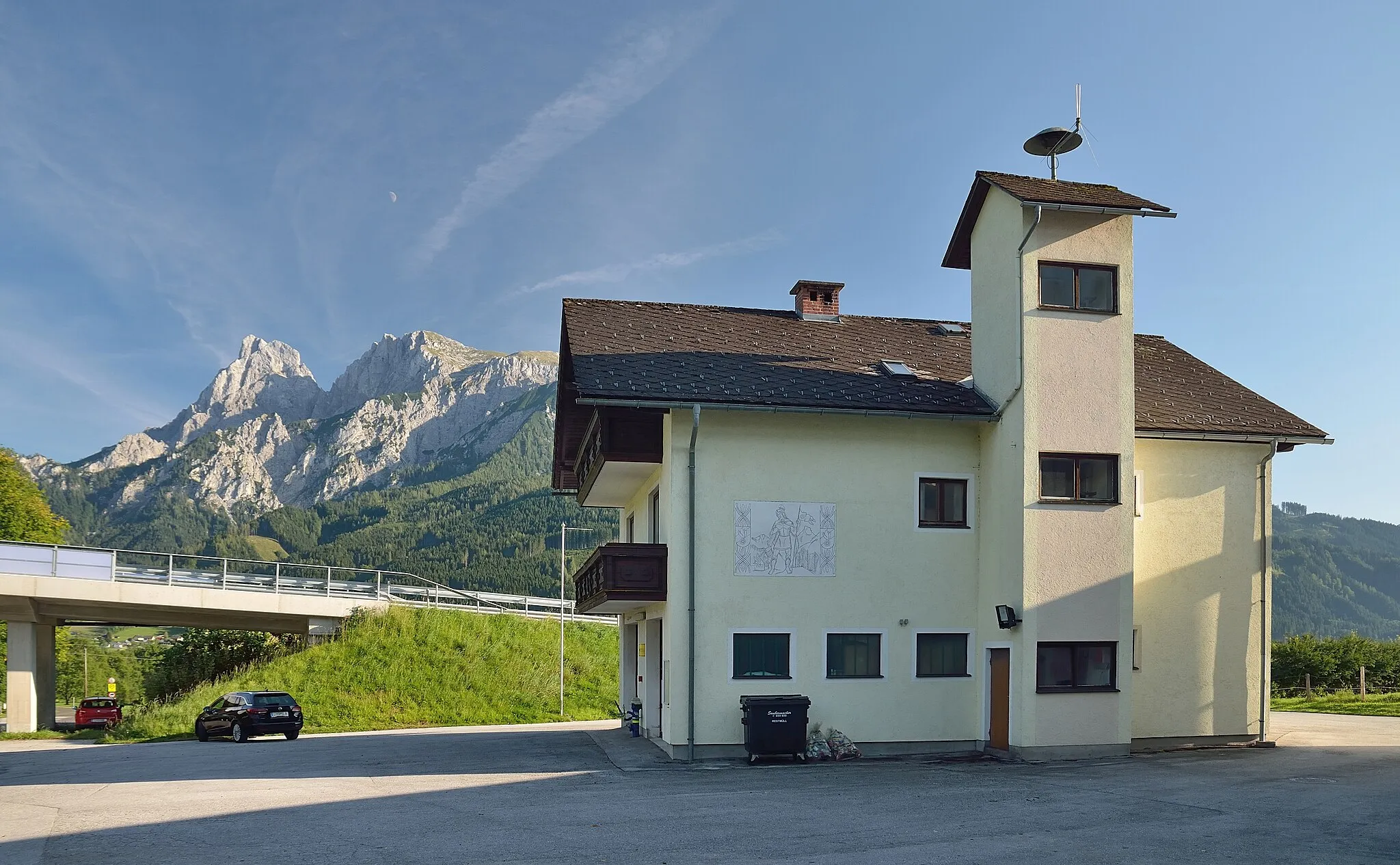 Photo showing: Das Feuerwehrhaus in Weng im Gesäuse. Im Hintergrund die Reichensteingruppe mit Admonter Reichenstein und Sparafeld.