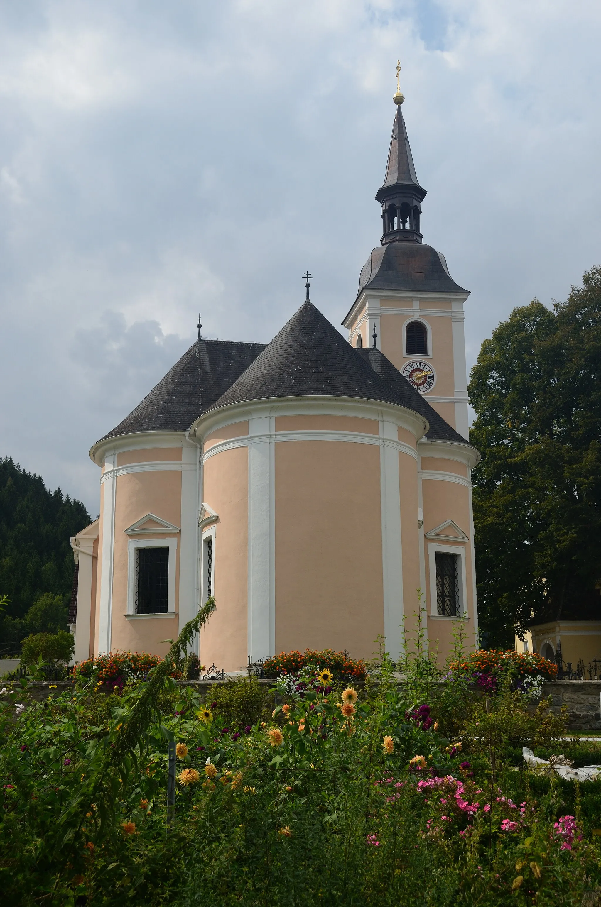 Photo showing: Parish church Saint Peter & Paul, Mönichwald, Styria, is protected as a cultural heritage monument.