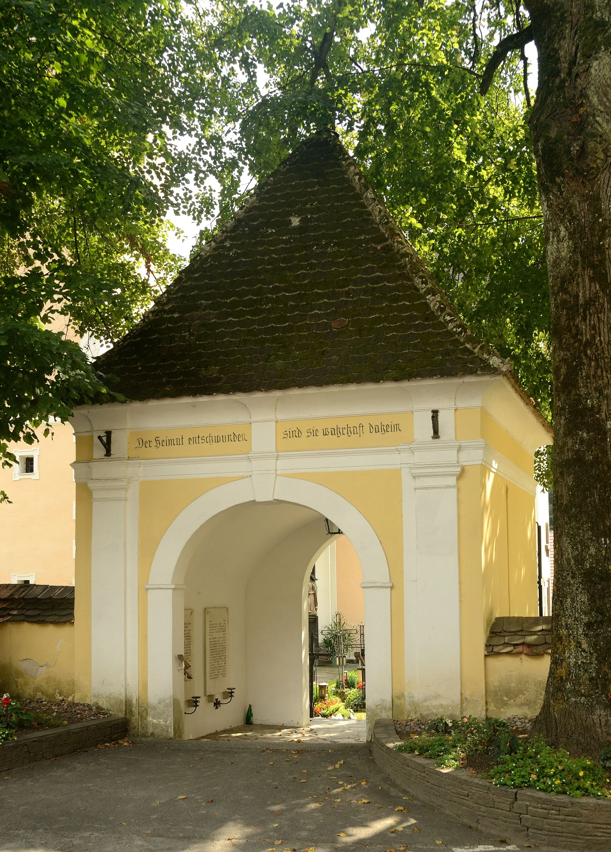 Photo showing: The entrace building to the churchyard in Mönichwald is also a memorial for the dead of both world wars.