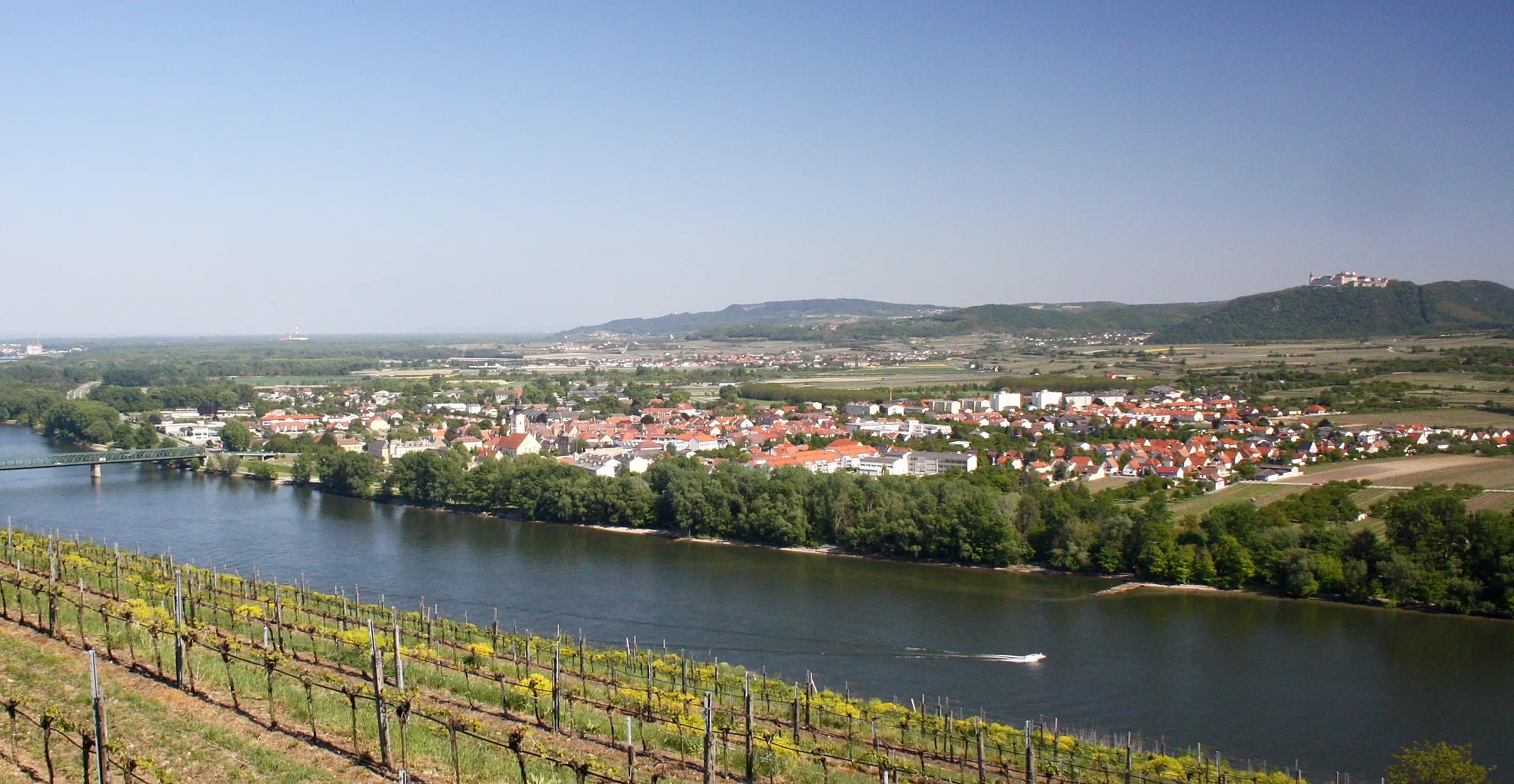Photo showing: Nordwestansicht von Mautern an der Donau; rechts im Hintergrund das Stift Göttweig.