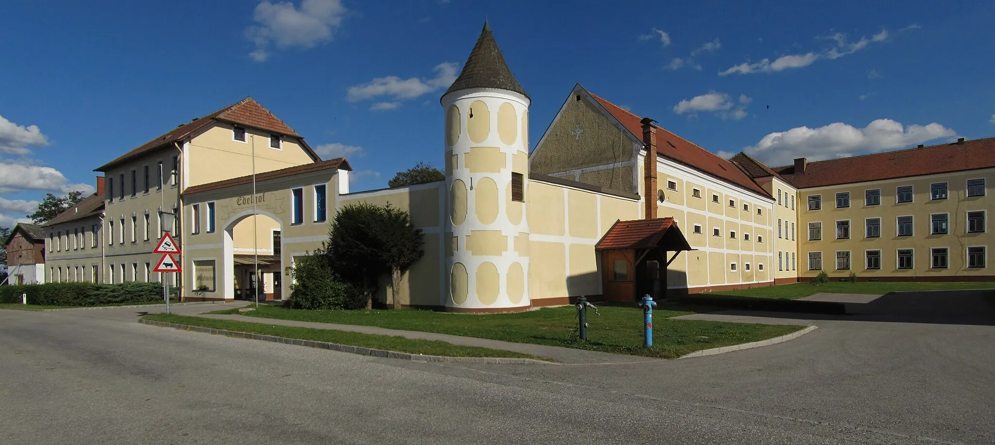 Photo showing: Der Edelhof ist ein ehemaliger Gutshof, der vom 12. Jahrhundert bis 1787 im Besitz des Stiftes Zwettl war und 1688 bis 1690 nach einem Brand neu aufgebaut wurde. Seit 1873 beherbergt er eine Landwirtschaftliche Fachschule.