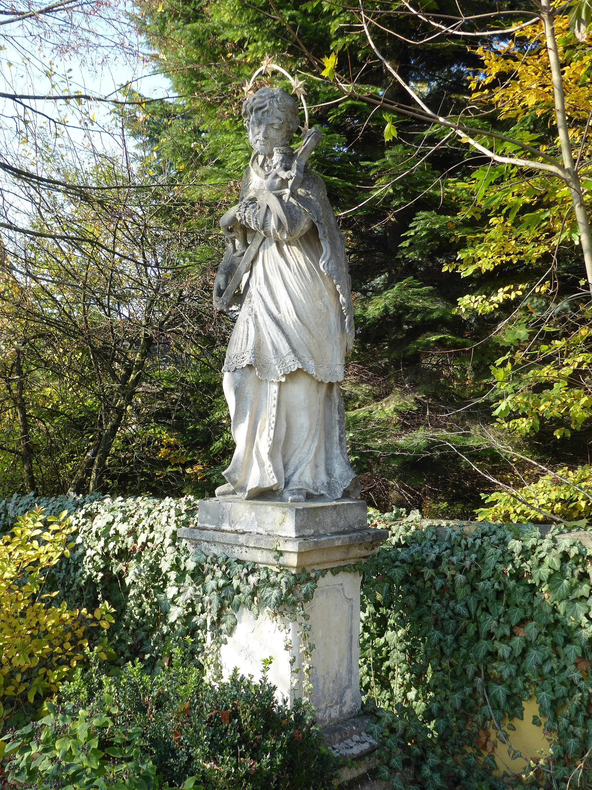Photo showing: Statue hl. Johannes Nepomuk, am Westende der Alleestraße, Mank, Niederösterreich (vor einem Eingang zum Schloss Strannersdorf; früher in der Johannesgasse)