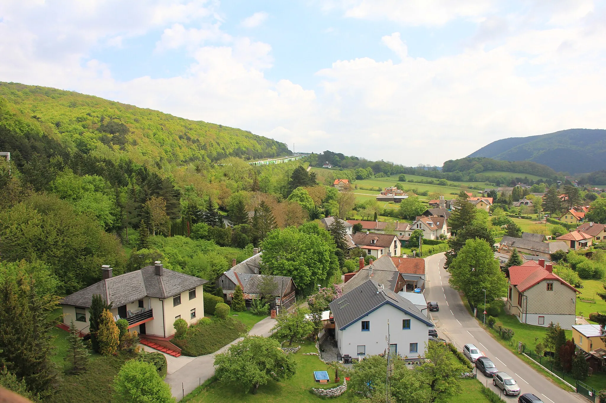 Photo showing: Blick von einer Drehleiter auf den Ort Weissenbach bei Mödling