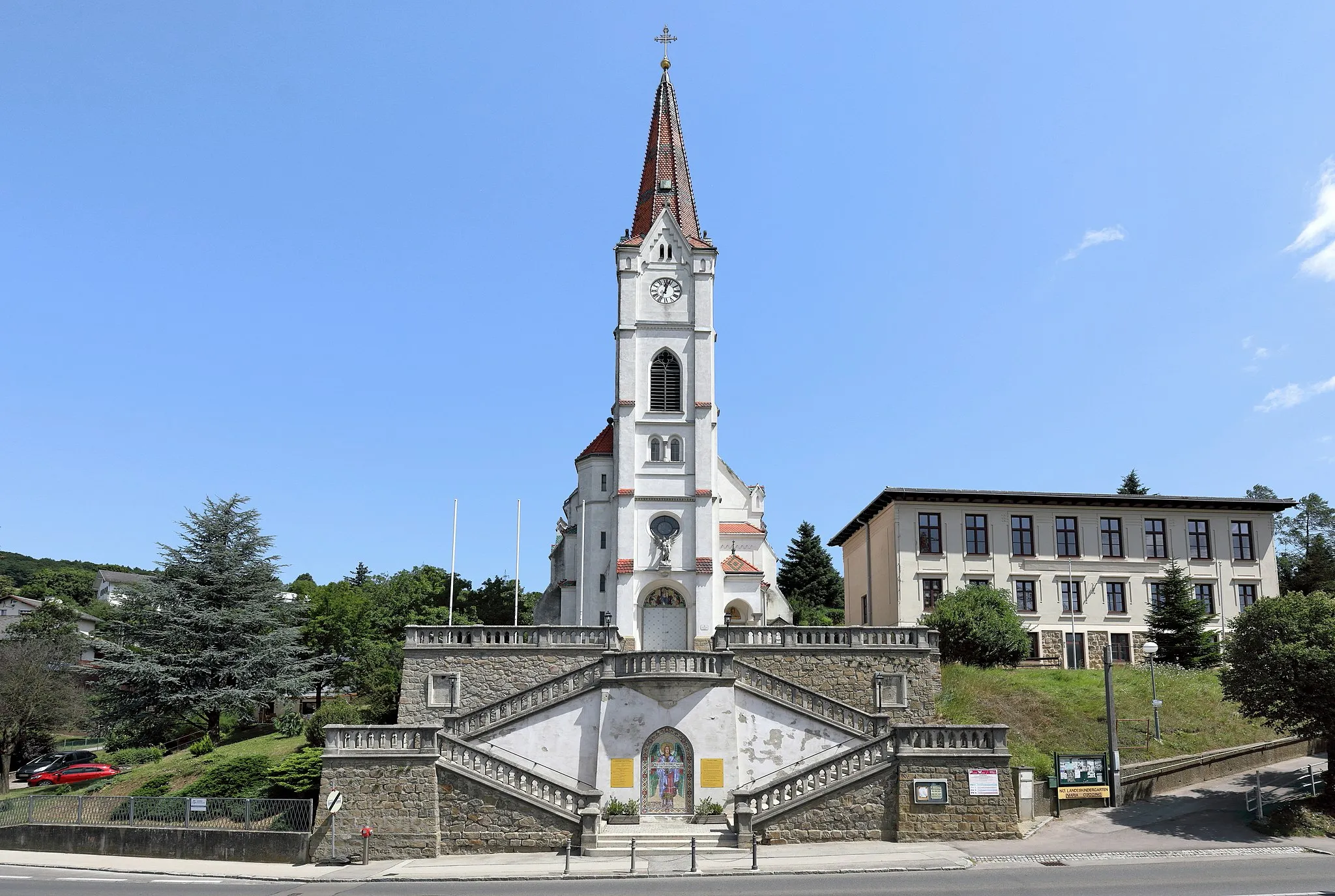 Photo showing: Südwestansicht der Pfarr- und Wallfahrtskirche Maria Königin der Engel in Maria Gugging, ein Ortsteil der niederösterreichischen Stadt Klosterneuburg.