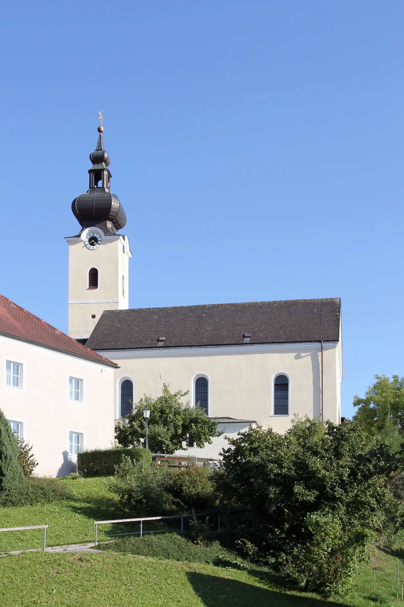 Photo showing: Pfarrkirche hl. Ägidius in der niederösterreichischen Marktgemeinde Oberndorf an der Melk. Eine frühbarocke Hallenkirche, die im Kern gotisch ist und einen gotischen Chorseitenturm mit jüngeren Aufbauten hat. Die Einrichtung ist vorwiegend Barock beziehungsweise Neobarock.