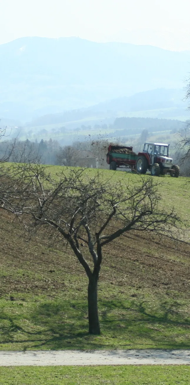 Photo showing: Ein Bauer beim Düngen in Oberndorf/Melk, Mostviertel in Österreich.