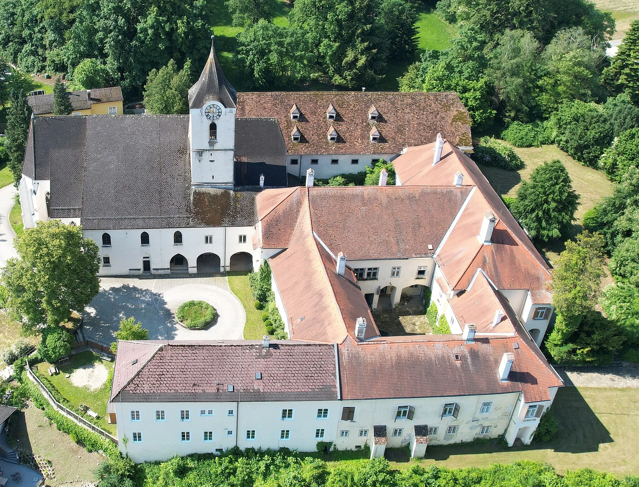 Photo showing: Castle Erla and Catholic parish church Erla