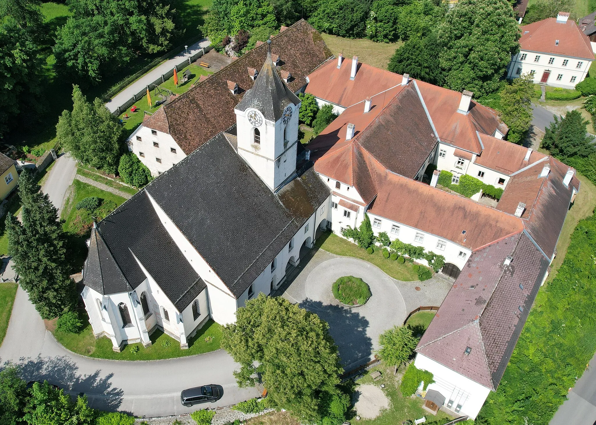 Photo showing: Luftaufnahme von Schloss Erla und Pfarrkirche Erla