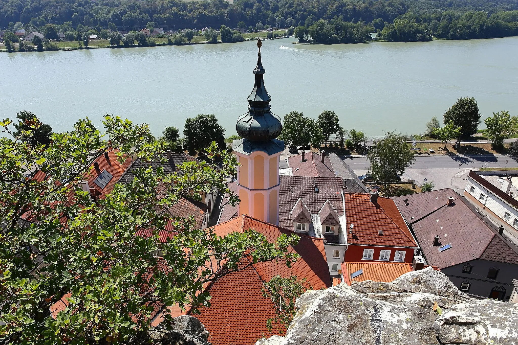 Photo showing: Die auf einem leicht erhöhten Platz im Westen des Ortes gelegene, durch eine Mauer im Süden von der alten Marktstraße getrennte und im Norden von einer steil aufragenden Felswand hinterfangene Pfarrkirche hl. Martin hat ein breites, kurzes Langhaus des 19. Jahrhunderts mit gotischem Chor und Südturm.