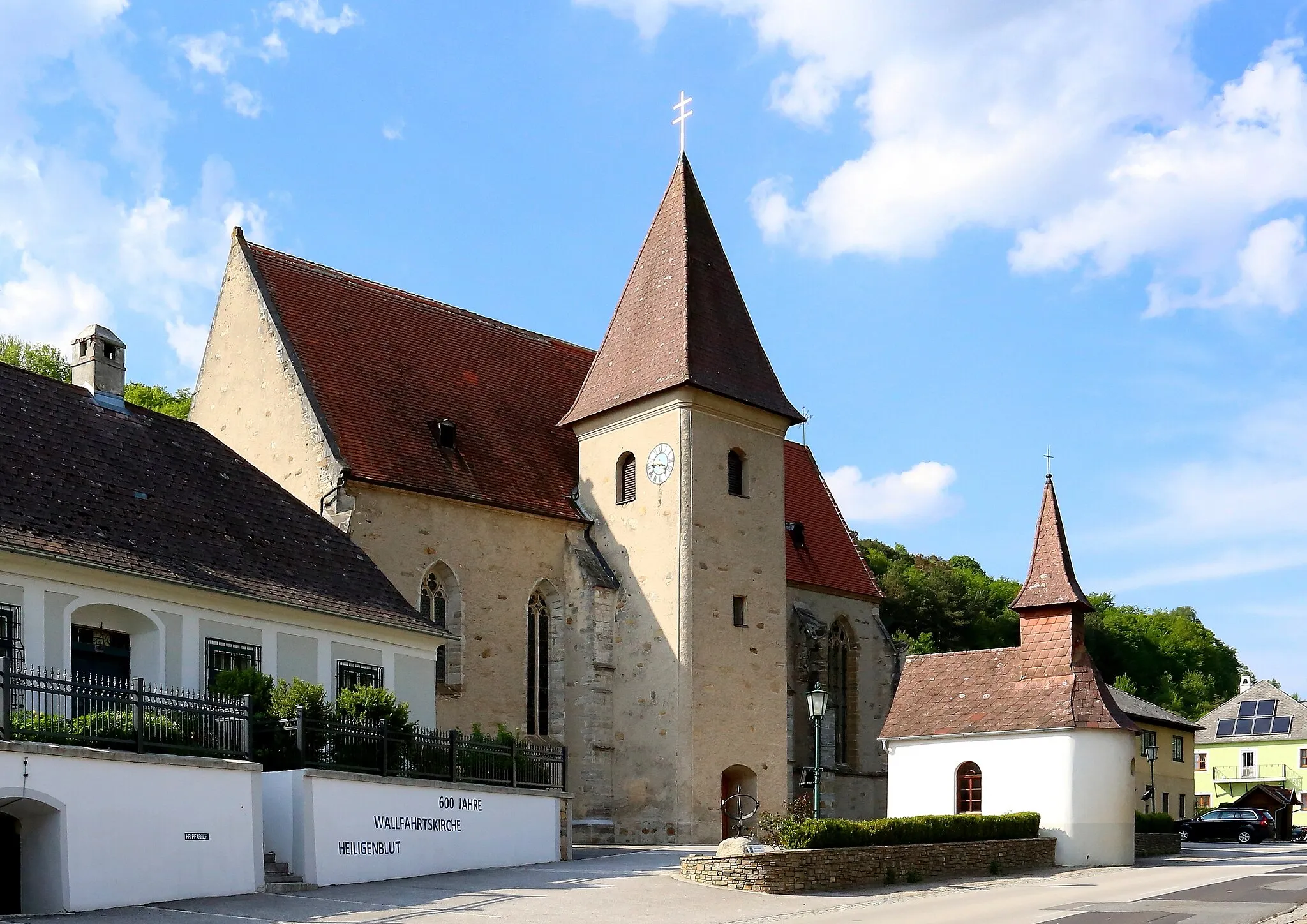 Photo showing: Katholische Pfarrkirche hl. Andreas in Heiligenblut, ein Ortsteil der niederösterreichischen Marktgemeinde Raxendorf, und rechts die sogenannte "Ursprungskapelle".