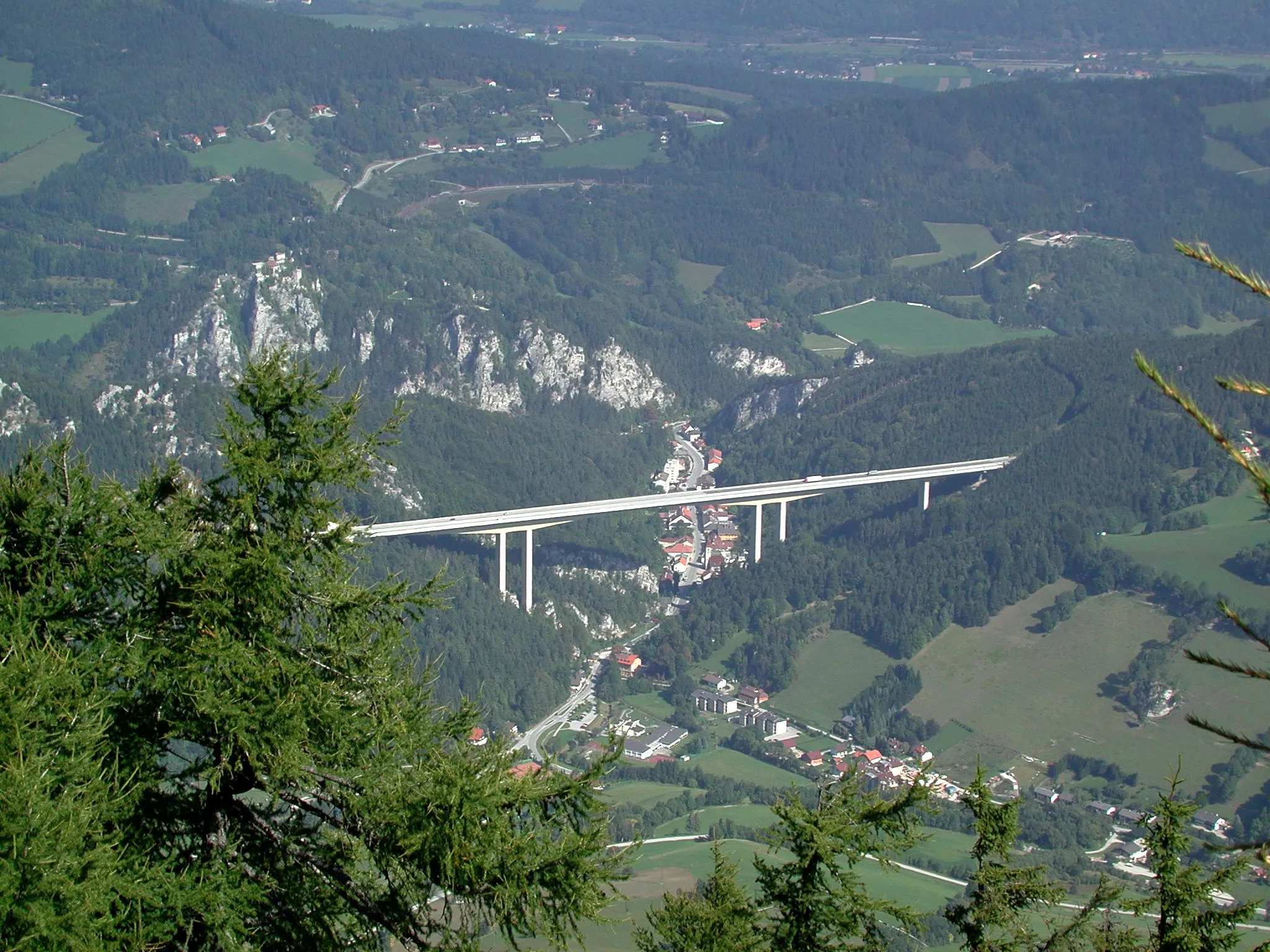 Photo showing: Schottwien at the Semmering pass in Lower Austria with S6 motorway bridge above the village - Schottwien am Semmering mit Brücke der Semmeringschnellstraße S6 über dem Dorf.