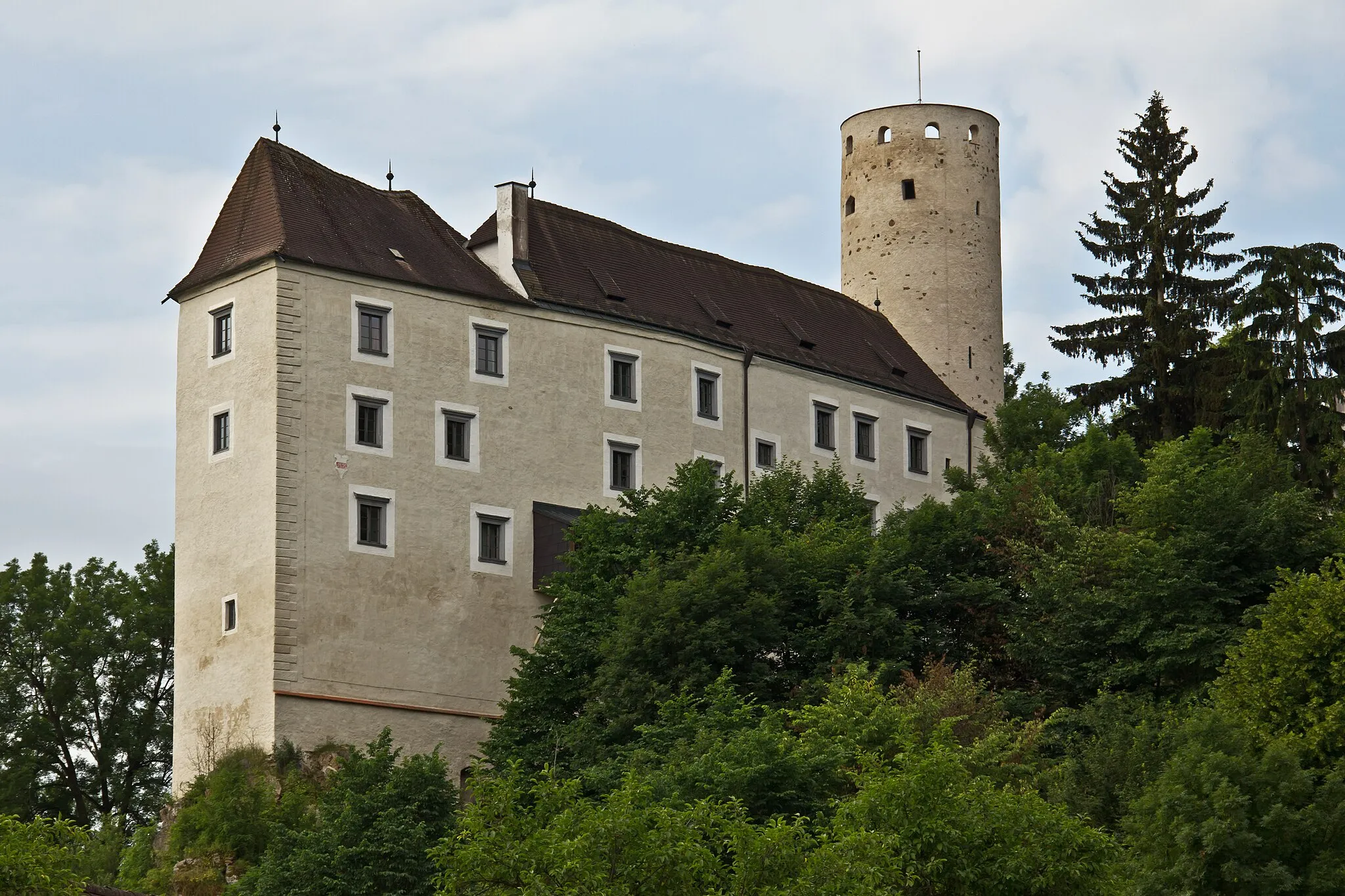 Photo showing: Burg Karlstein ist eine Spornburg, die auf einem steil abfallenden Bergrücken im Süden hoch über dem Ort liegt.