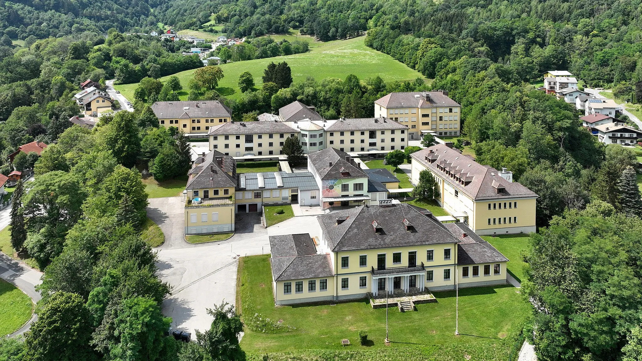 Photo showing: Arial view of the vocational school in Lilienfeld, Lower Austria.