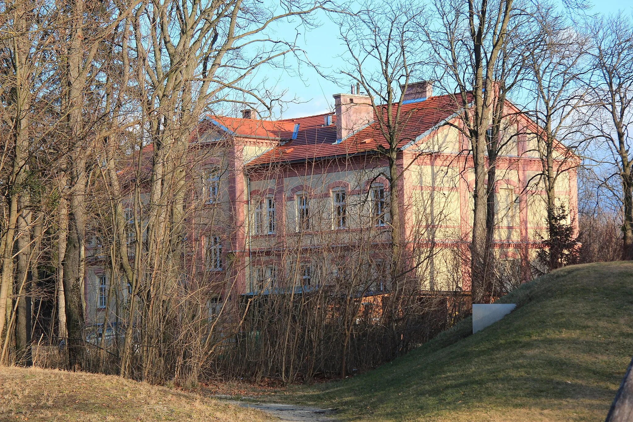 Photo showing: Blumau, Hauptallee 8, ehemaliges Beamtenwohngebäude