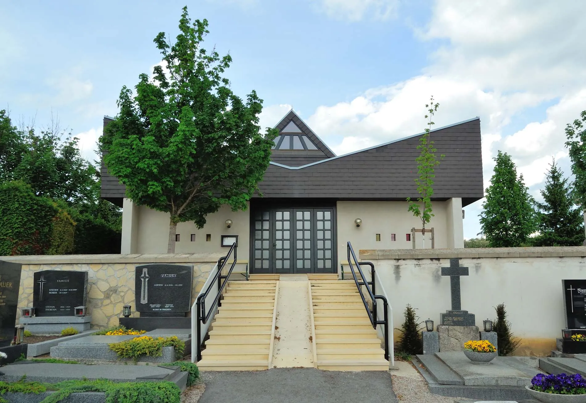 Photo showing: Funeral hall at the cemetery of St. Georgen near Eisenstadt, Burgenland, Austria