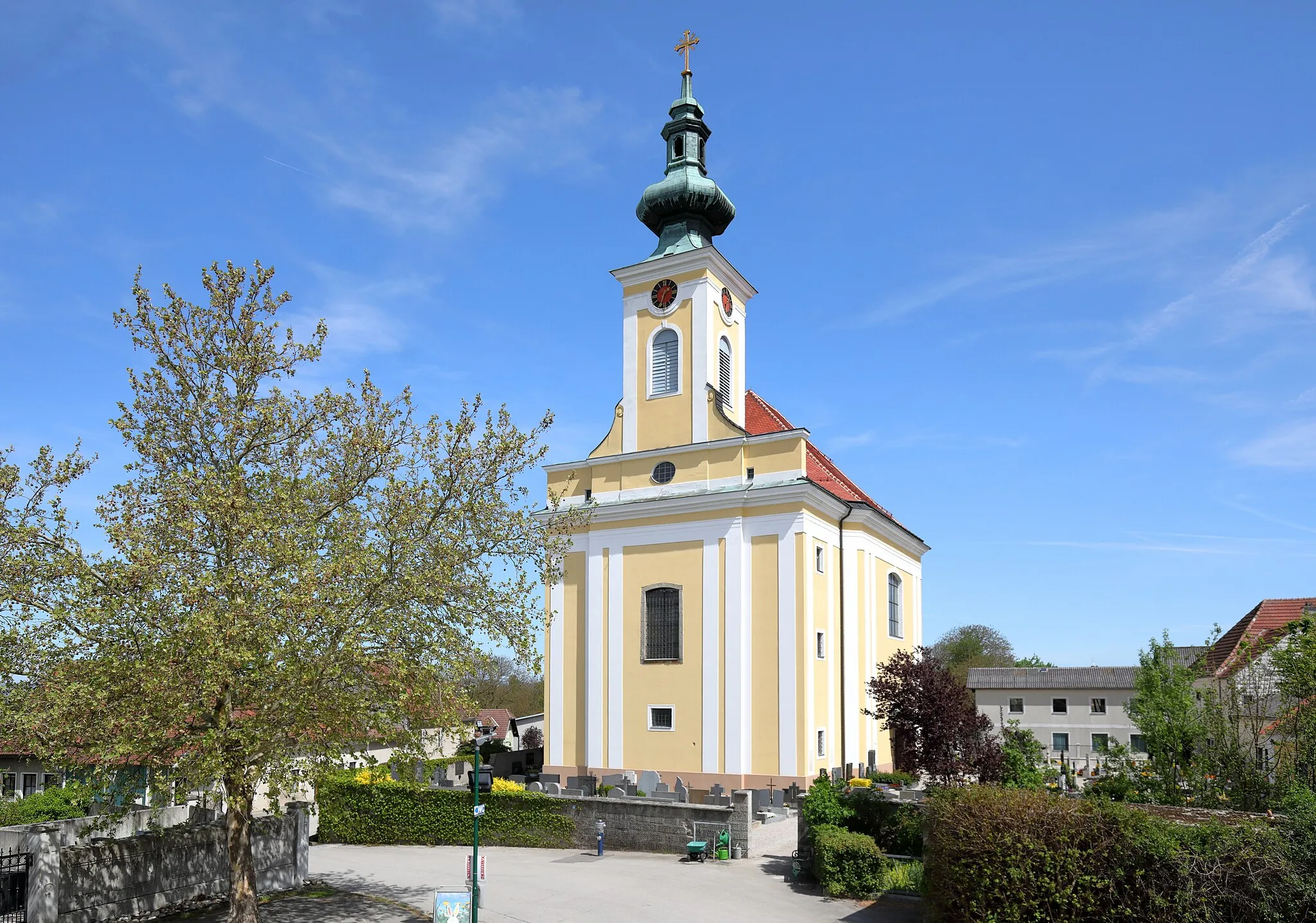 Photo showing: Westsüdwestansicht der röm.-kath. Pfarrkirche hll. Petrus und Paulus in Oed, ein Ortsteil der niederösterreichischen Marktgemeinde Oed-Öhling. Die barocke Kirche, umgeben von einem Friedhof, wurde von 1759 bis 1761 anstelle einer Vorgängerkirche nach Plänen von Paul Ulrich Trientl errichtet.