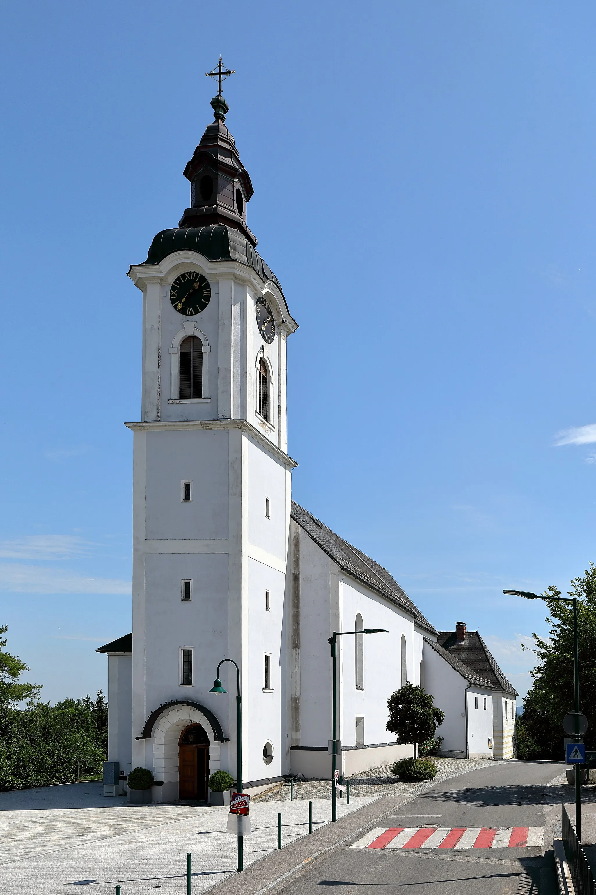 Photo showing: Westansicht der röm.-kath. Pfarrkirche hl. Wolfgang in Öhling, ein Ortsteil der niederösterreichischen Marktgemeinde Oed-Oehling. Eine schlichte im Kern barocke Saalkirche in erhöhter Lage. Nach einem Brand im Jahr 1816 war sie eine Brandruine und wurde 1833 wiedererrichtet. Der wuchtige neobarocke vorgestellte Westturm stammt aus dem Jahr 1914.