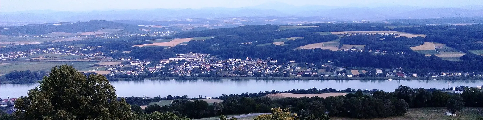 Photo showing: Gemeinde Krummnußbaum – Ortsteile Krummnußbaum (Mitte), Gollingerweg (links), Annastift (rechts Mitte) und Neustift (rechts oben). Im Vordergrund die Donau, im Hintergrund der Ötscher.