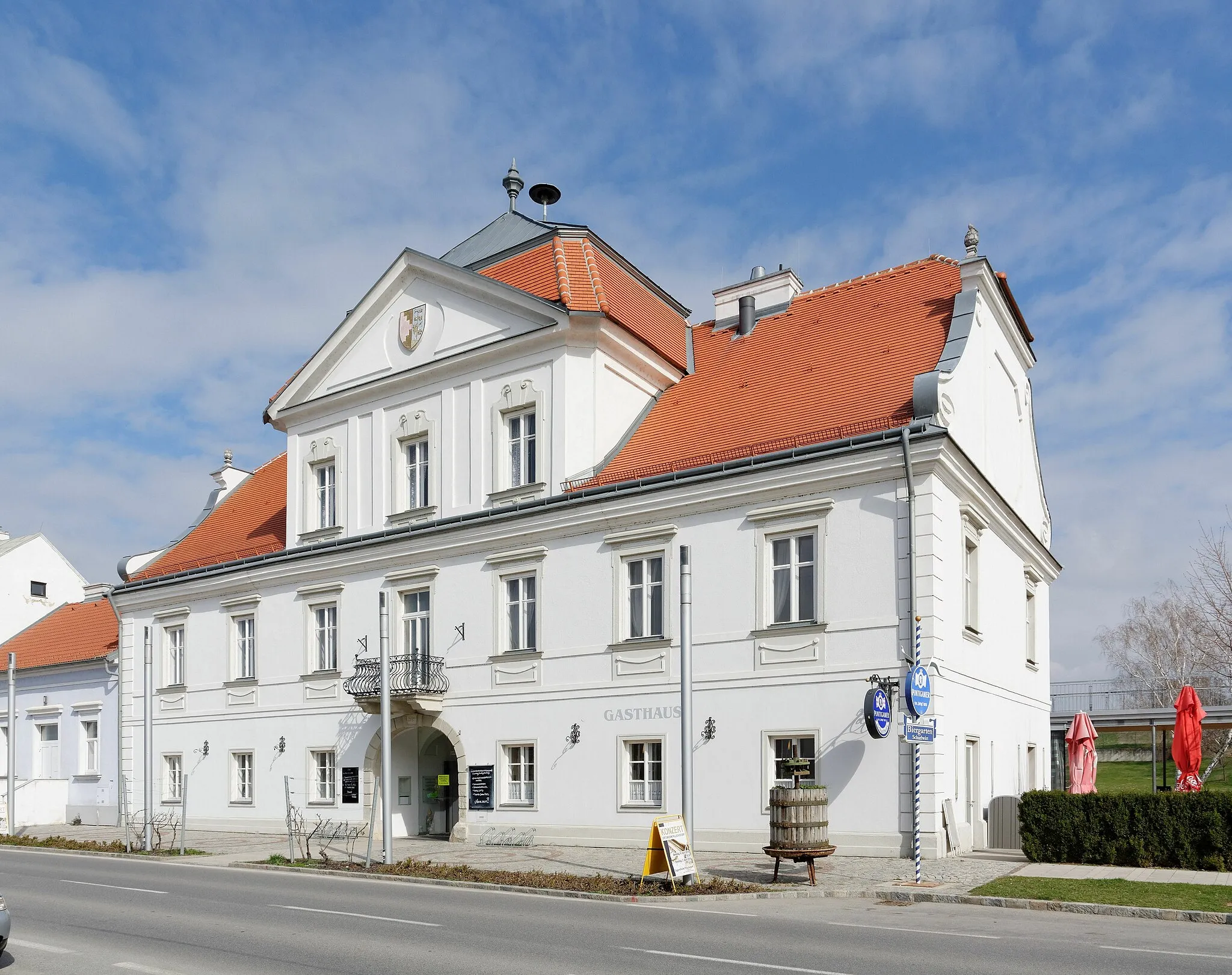 Photo showing: Restaurant - former a palace - at Pillichsdorf, Lower Austria, Austria