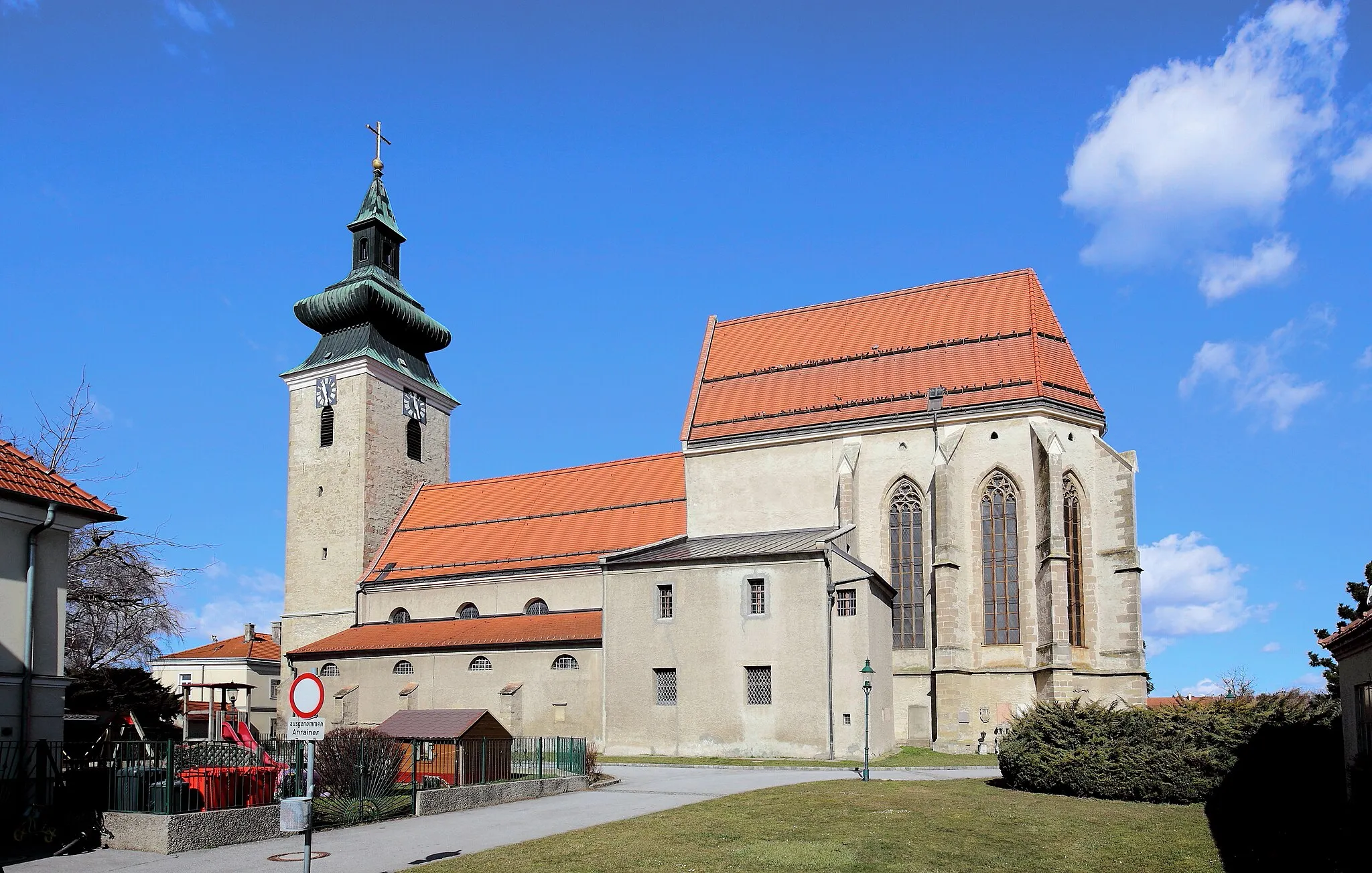 Photo showing: Südansicht der katholischen Pfarrkirche hl. Martin in der niederösterreichischen Marktgemeinde Pillichsdorf. Eine im Kern romanische und barockisierte Pfeilerbasilika (1. Hälfte des 13. Jahrhunderts und um 1340 gotisiert) mit hohem gotischen Langchor (um 1420) und freistehendem mächtigen spätgotischen Westturm (um 1510).