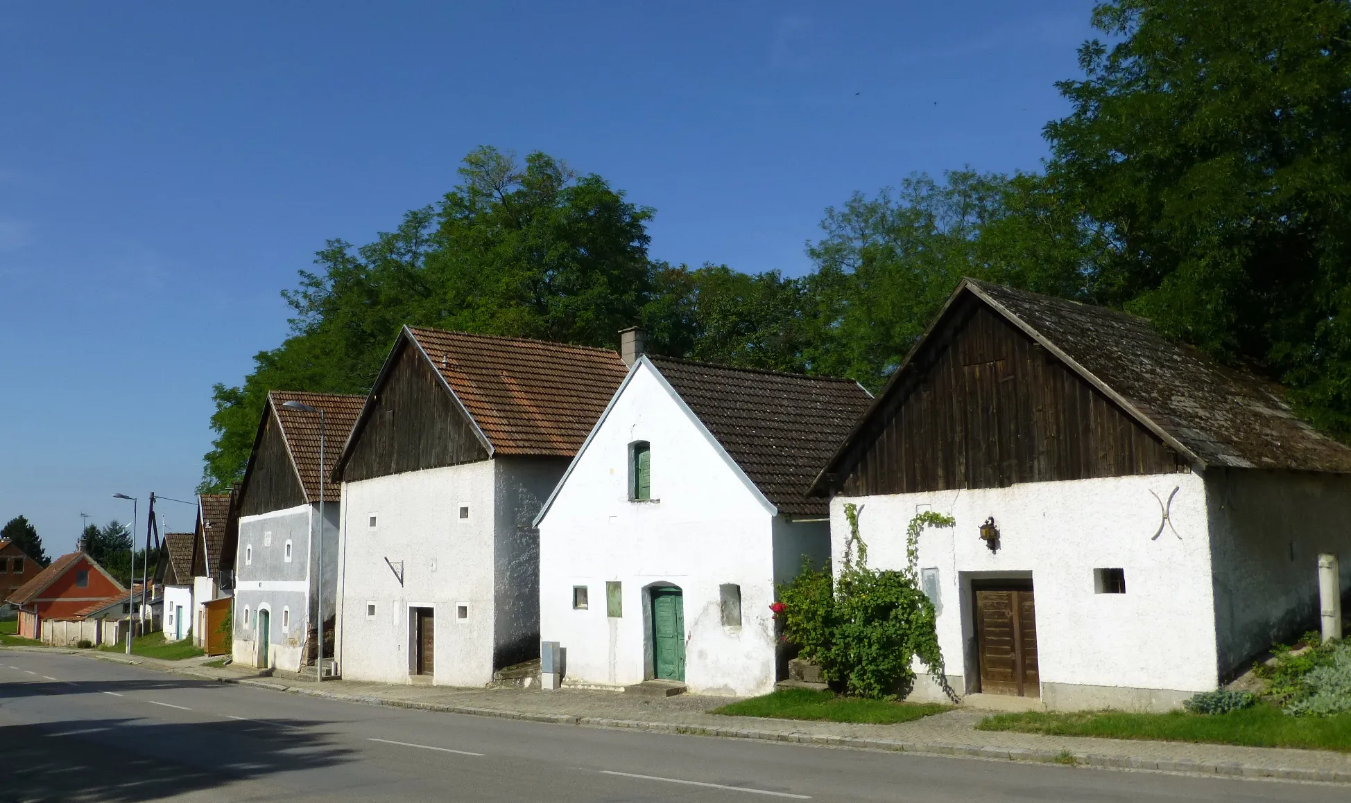 Photo showing: Kellergasse north of Grosskrut, road B47, District of Mistelbach, Lower Austria. The green door is dated 1877.