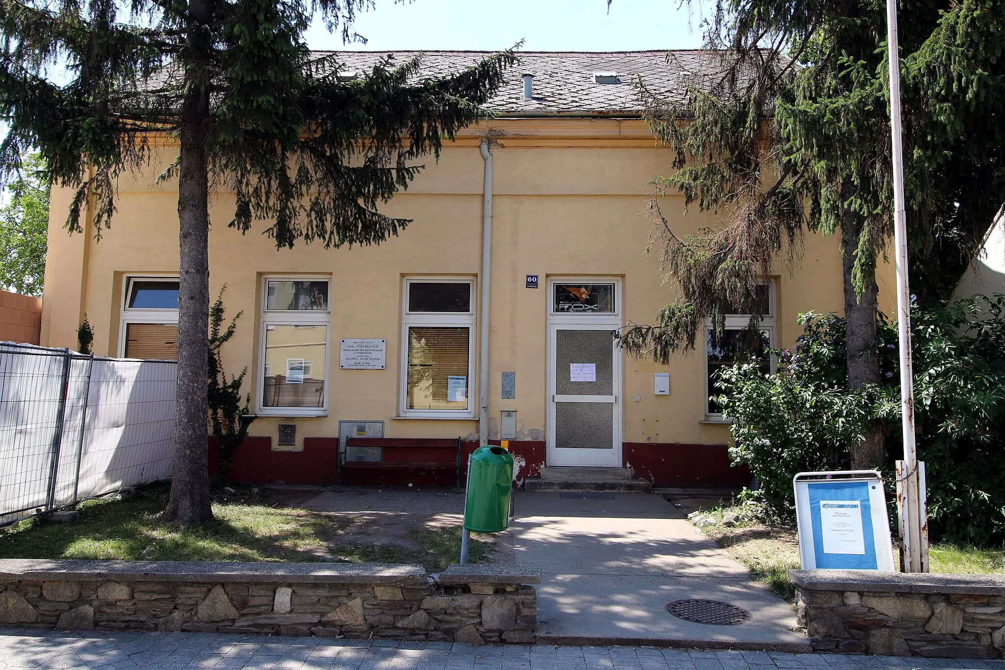 Photo showing: Ehemalige Synagoge in Gänserndorf, Niederösterreich. Zum Zeitpunkt der Aufnahme vom BDA temporär unter Schutz gestellt.