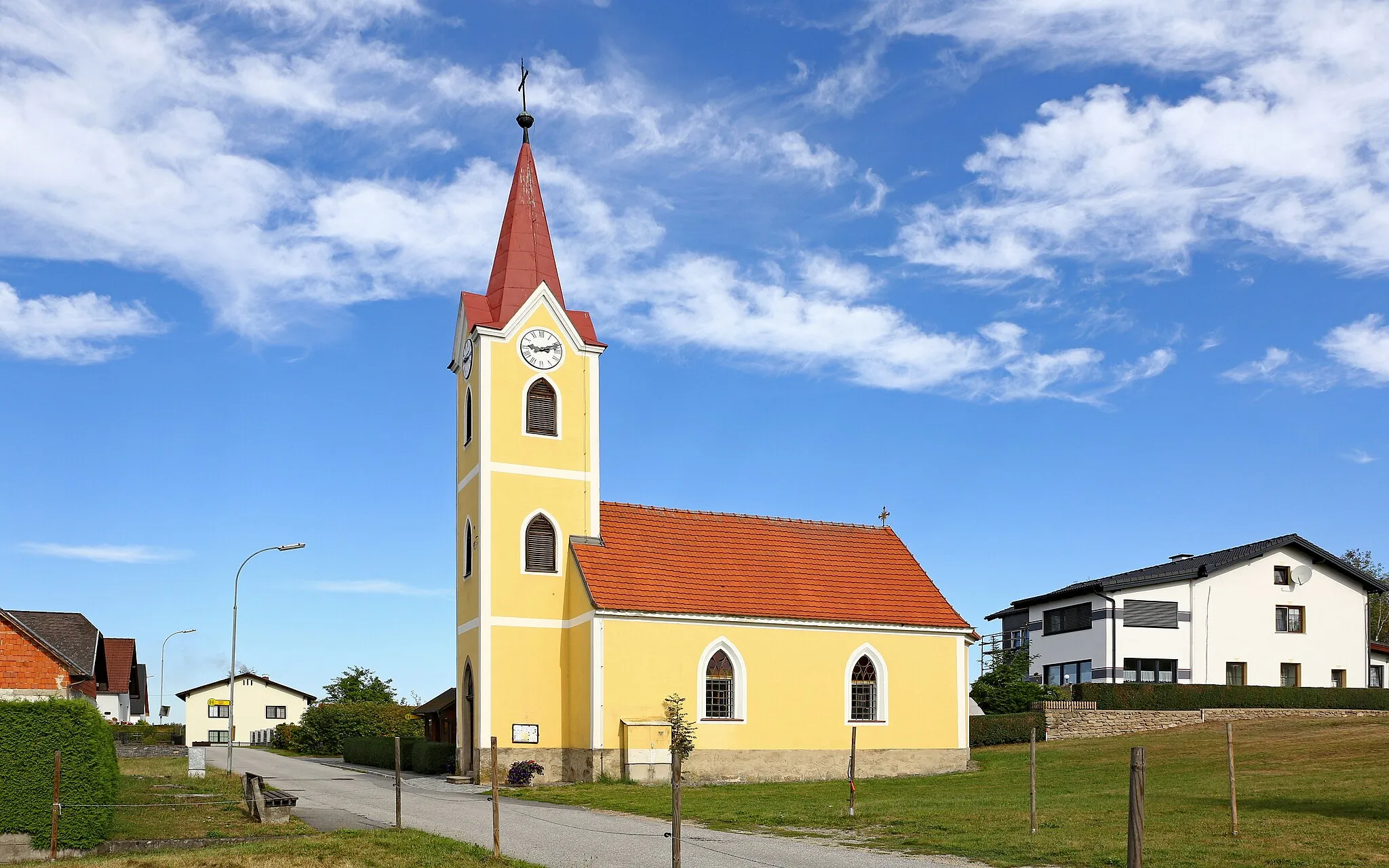 Photo showing: Die Ortskapelle von Kleedorf (Gemeinde Schrems) wurde im Jahr 1896 errichtet und ist dem hl. Leonhard geweiht.