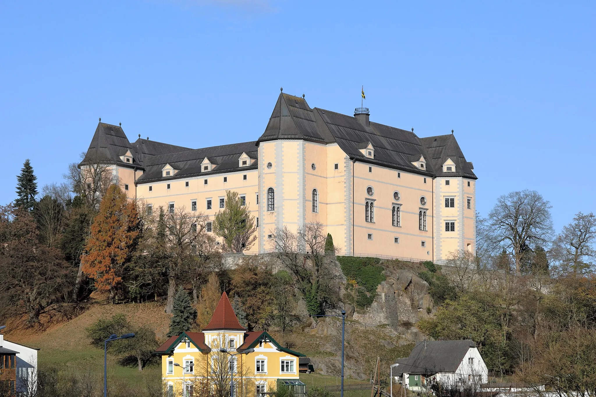 Photo showing: Südwestansicht des Schlosses Greinburg in der oberösterreichischen Stadtgemeinde Grein. Ein spätgotischer vierflügeliger Bau in beherrschender Lage, unmittelbar an der Donau im Strudengau.