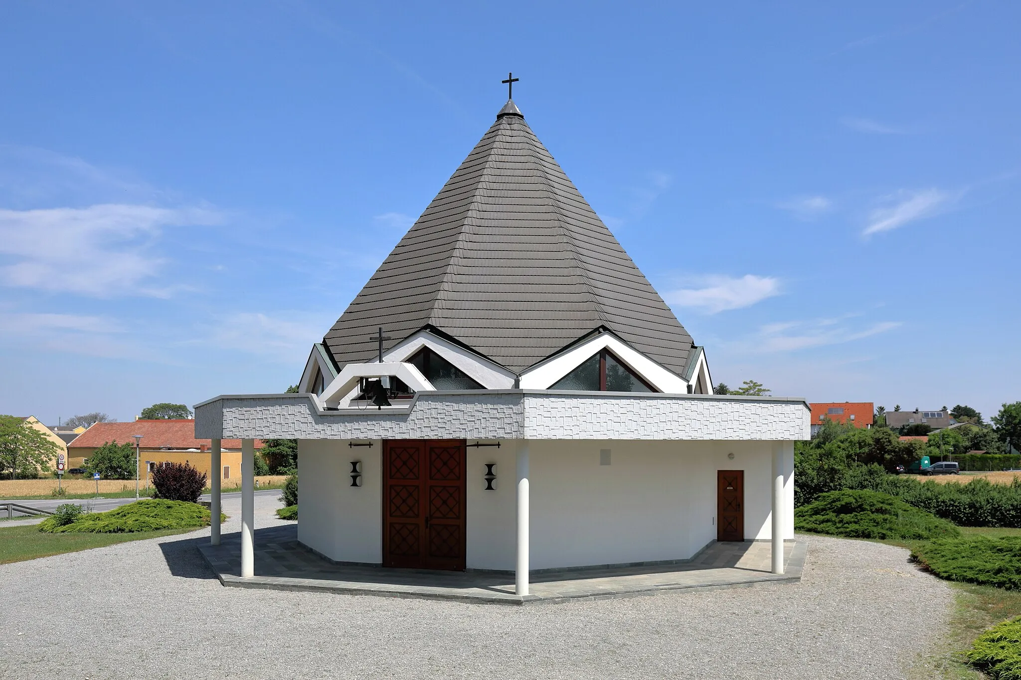 Photo showing: Südansicht der Antoniuskapelle in Pellendorf, ein Ortsteil der niederösterreichischen Marktgemeinde Himberg. Die Antoniuskapelle, am südlichen Ortsausgang von Pellendorf, wurde in der Mitte der 1980er-Jahre als Aufbahrungshalle nach Plänen des Architekten Anton Seemann errichtet. Die feierliche Einweihung am Pfingstmontag, den 19. Mai 1986, nahm Weihbischof Florian Kuntner vor.