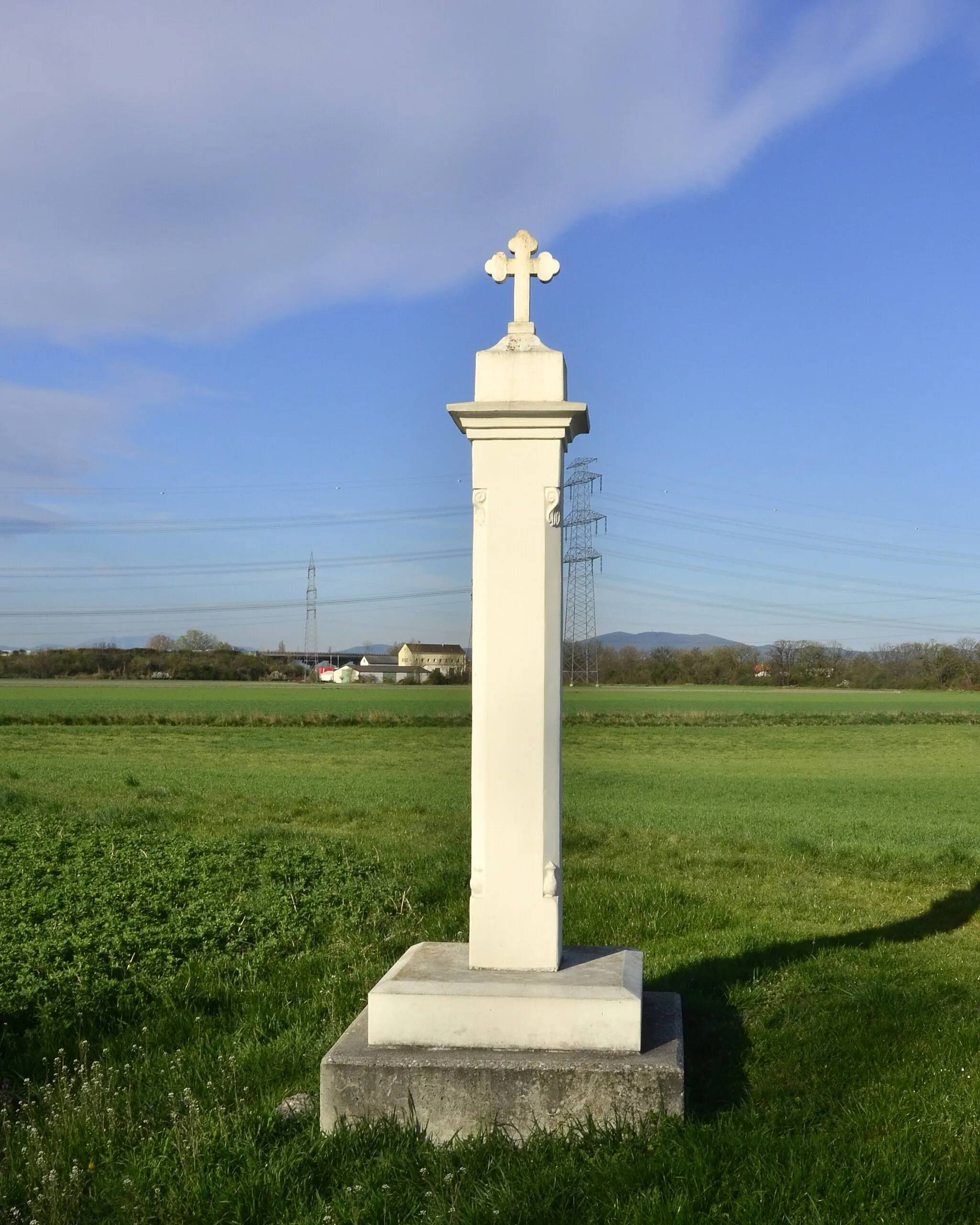 Photo showing: Steinsäule mit Kleeblattkreuz