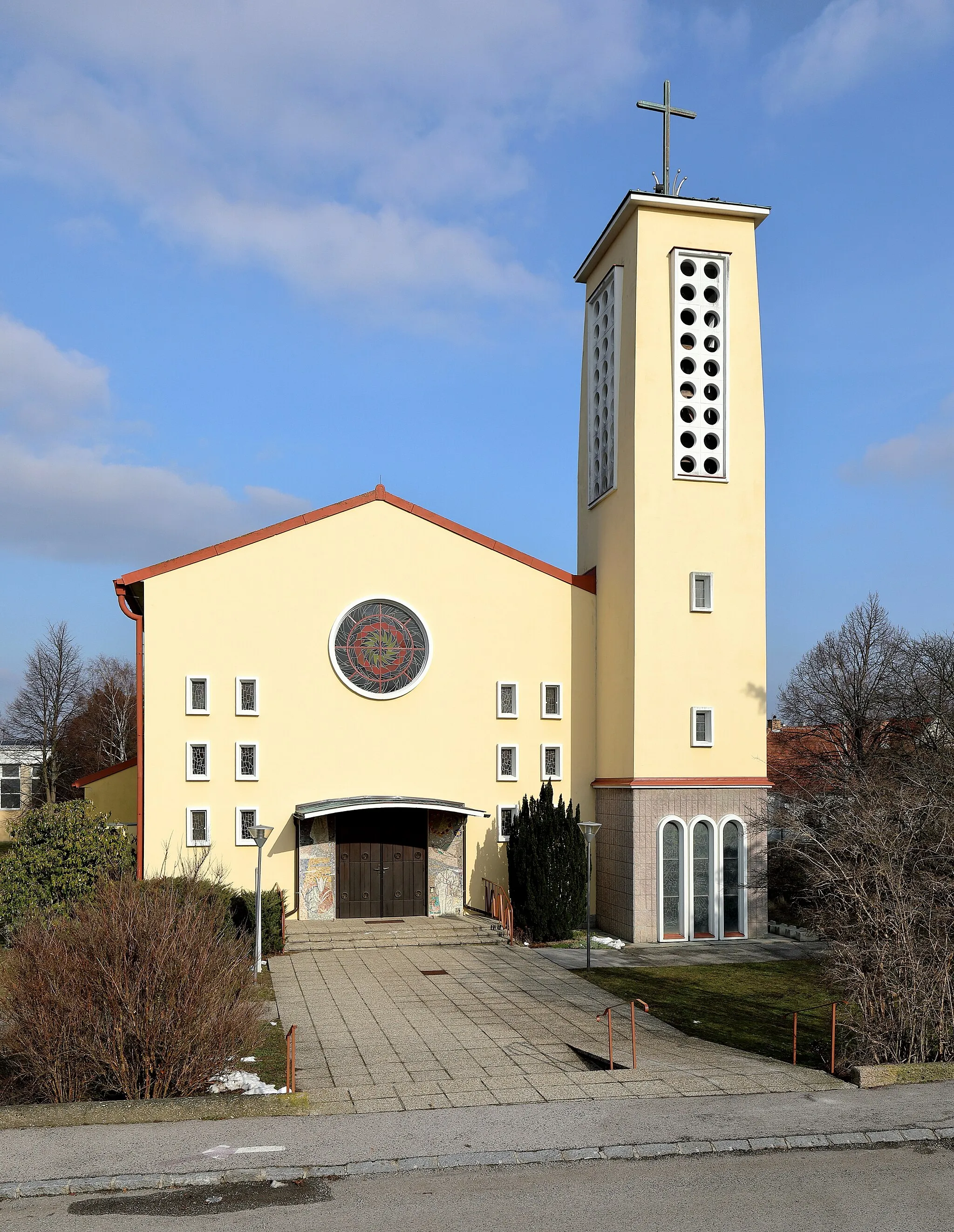 Photo showing: Südwestansicht der röm.-kath. Pfarrkirche Kreuzauffindung in der niederösterreichischen Marktgemeinde Angern an der March. Die Kirche wurde 1958 nach Plänen von Erwin Plevan errichtet und die Mosaiken im Portalbereich sind ein Werk von Hermann Bauch.