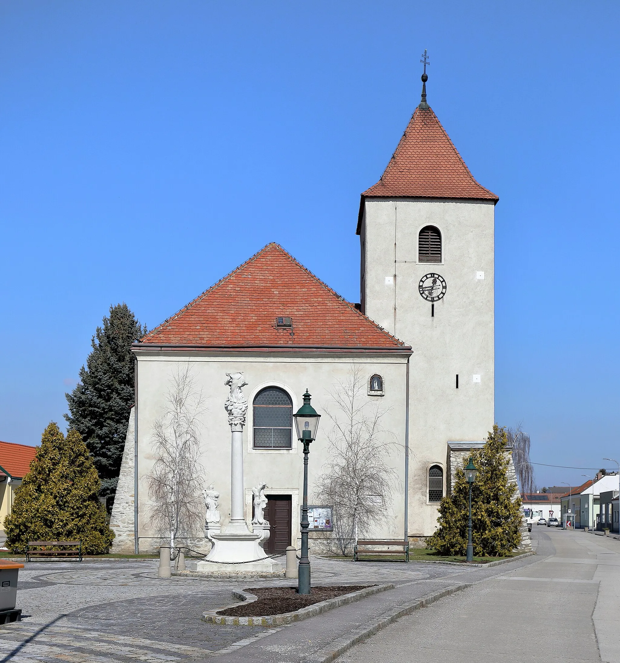 Photo showing: Parish church in Rauchenwarth, Lower Austria.