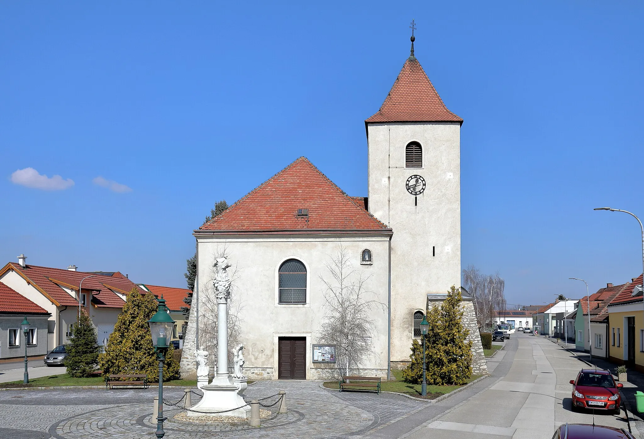 Photo showing: Center of Rauchenwarth with parish church, Lower Austria.