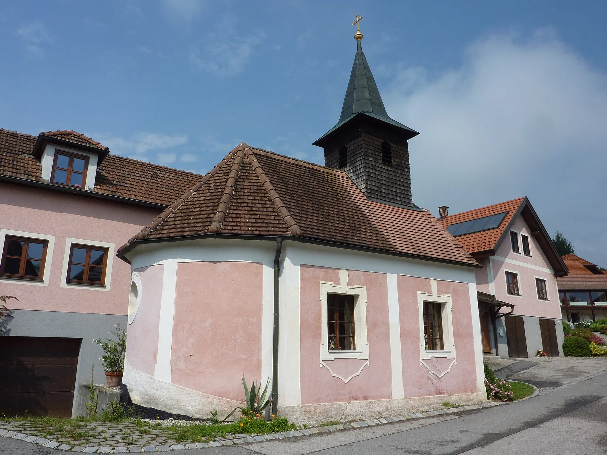 Photo showing: Kapelle in Wolfenreith (Bergern im Dunkelsteinerwald) in Niederösterreich

This media shows the protected monument with the number 69441 in Austria. (Commons, de, Wikidata)