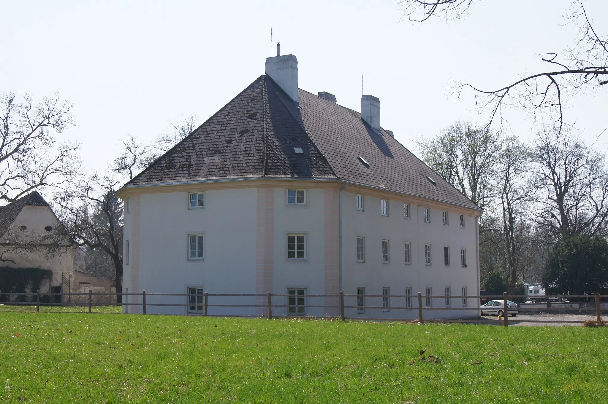 Photo showing: Das ehemalige Kanzleigebäude des Schlosses Friedau