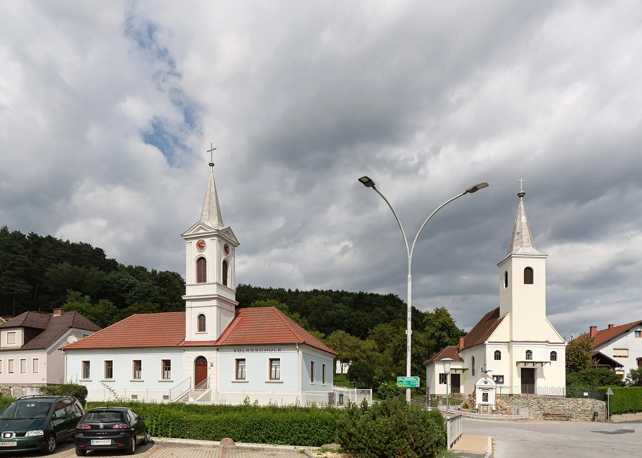 Photo showing: Primary school and church in Grodnau, Mariasdorf, Burgenland, Austria.