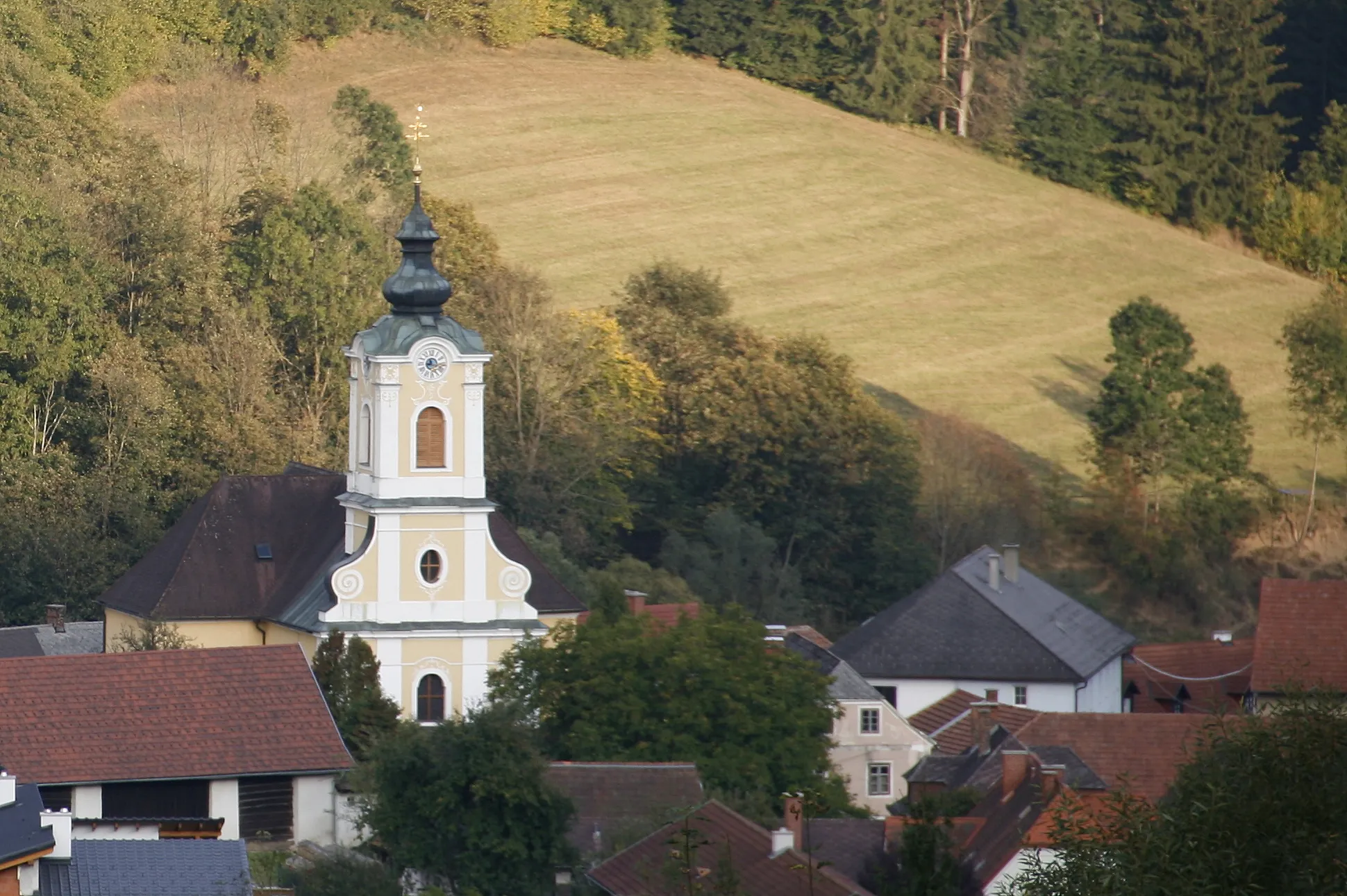 Photo showing: Kath. Pfarrkirche hll. Peter und Paul und Kirchhofmauer