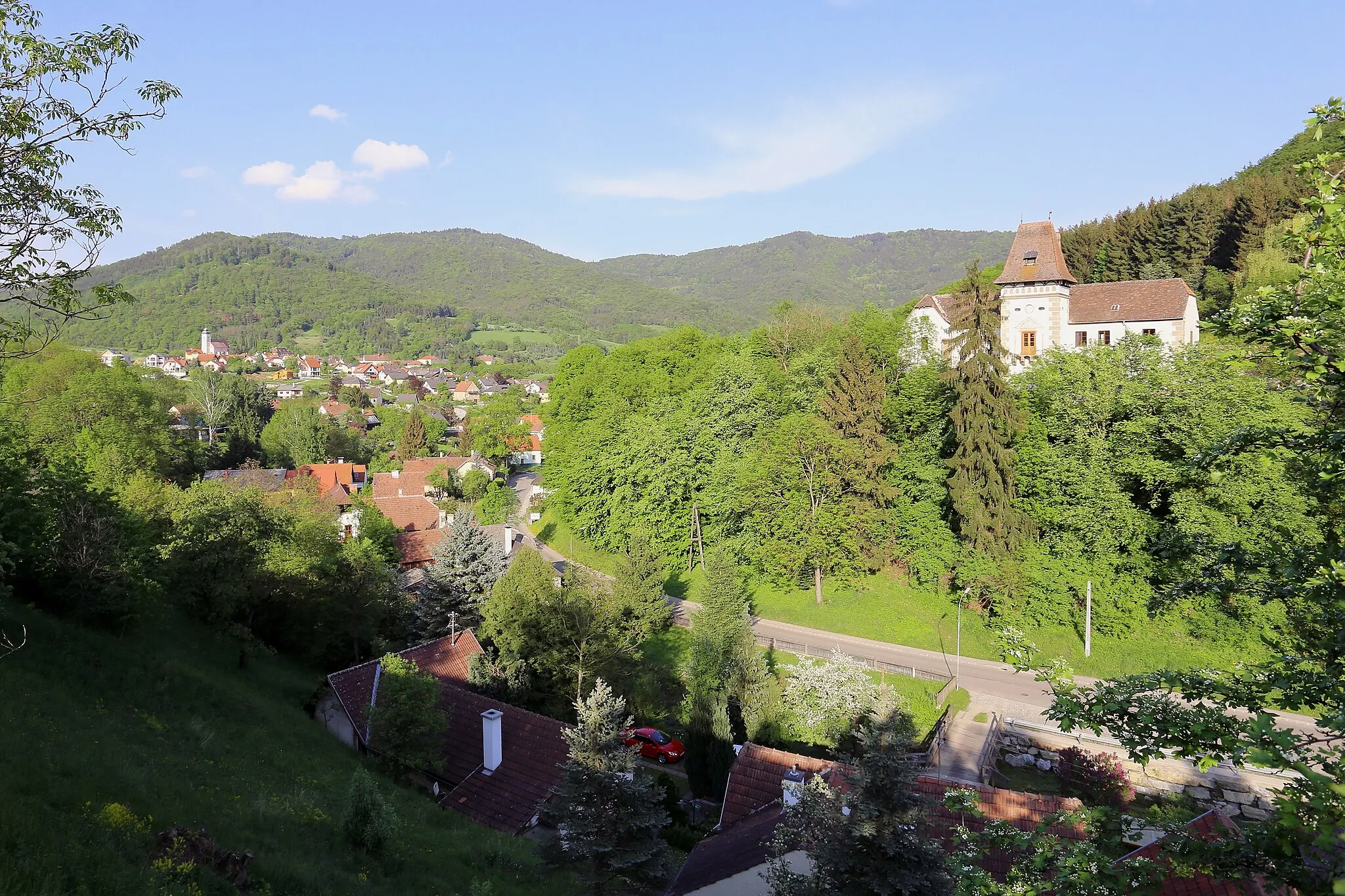 Photo showing: Blick vom Ortsteil Ötz Richtung Mühldorf. Links hinten der Ortsteil Niederranna mit Kirche und rechts der Trenninghof.