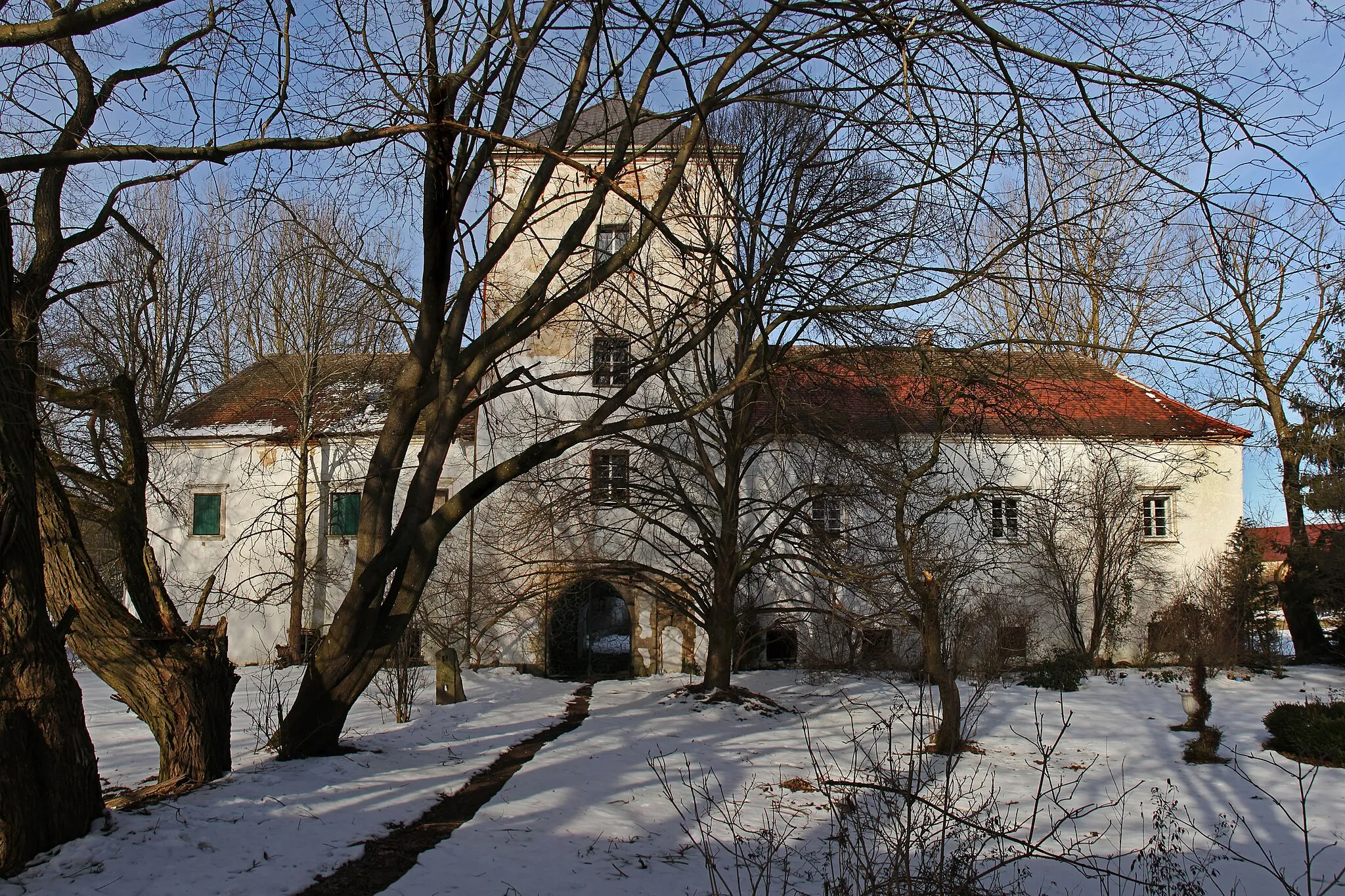 Photo showing: Das im Osten der angerartigen Ausweitung in Illmau gelegene Schloss ist ein dreiflügeliges Renaissanceschloss mit mächtigem Torturm. Der Bau wurde für Zacharias Wochenitzki errichtet. Er ist bezeichnet mit 1551, urkundlich erwähnt wurde er bereits 1547.