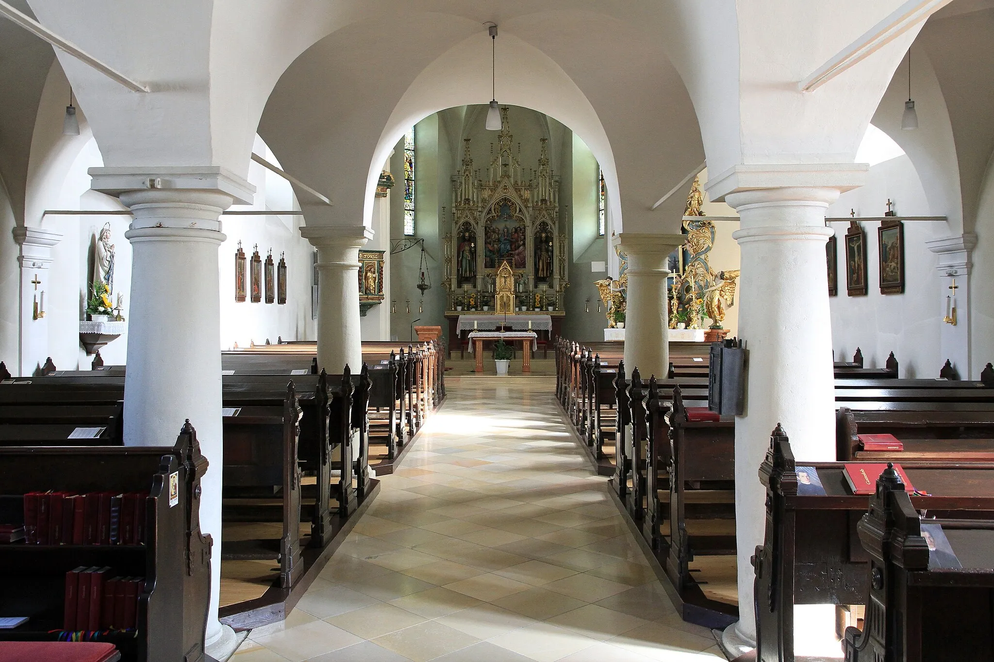 Photo showing: Innenansicht der katholischen Pfarrkirche hl. Geist in der burgenländischen Marktgemeinde Neckenmarkt. Im Vordergrund die vier toskanischen Säulen der tiefen Empore. Im Bildzentrum der neogotische Hochalter, geschaffen von Ferdinand Stufesser aus St. Ulrich in Gröden im Jahr 1913.