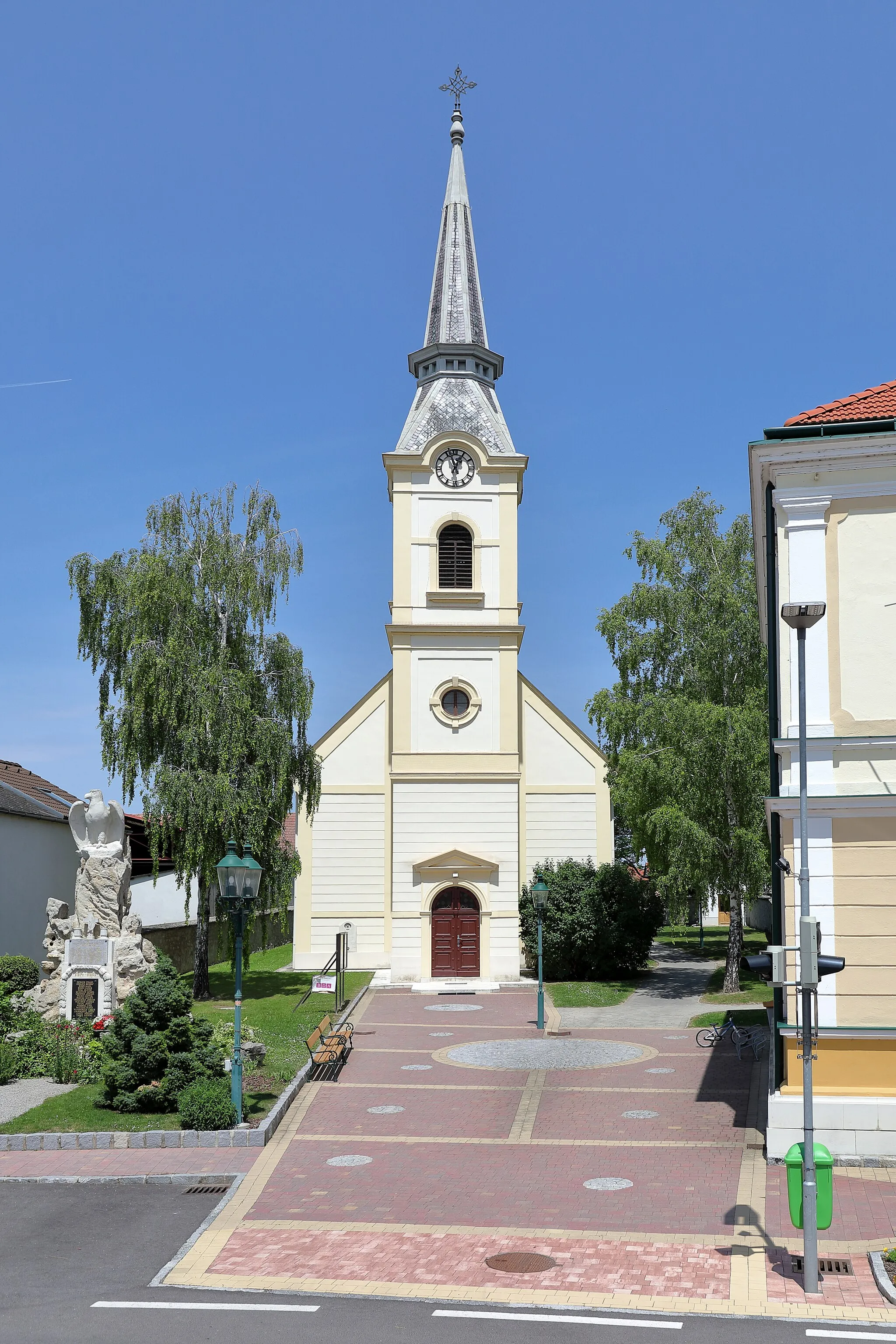 Photo showing: South view of the parish church in Sarasdorf, Lower Austria.