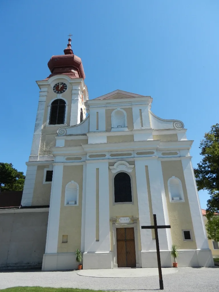 Photo showing: Die katholische Pfarrkirche hl. Katharina in Trautmannsdorf an der Leitha.